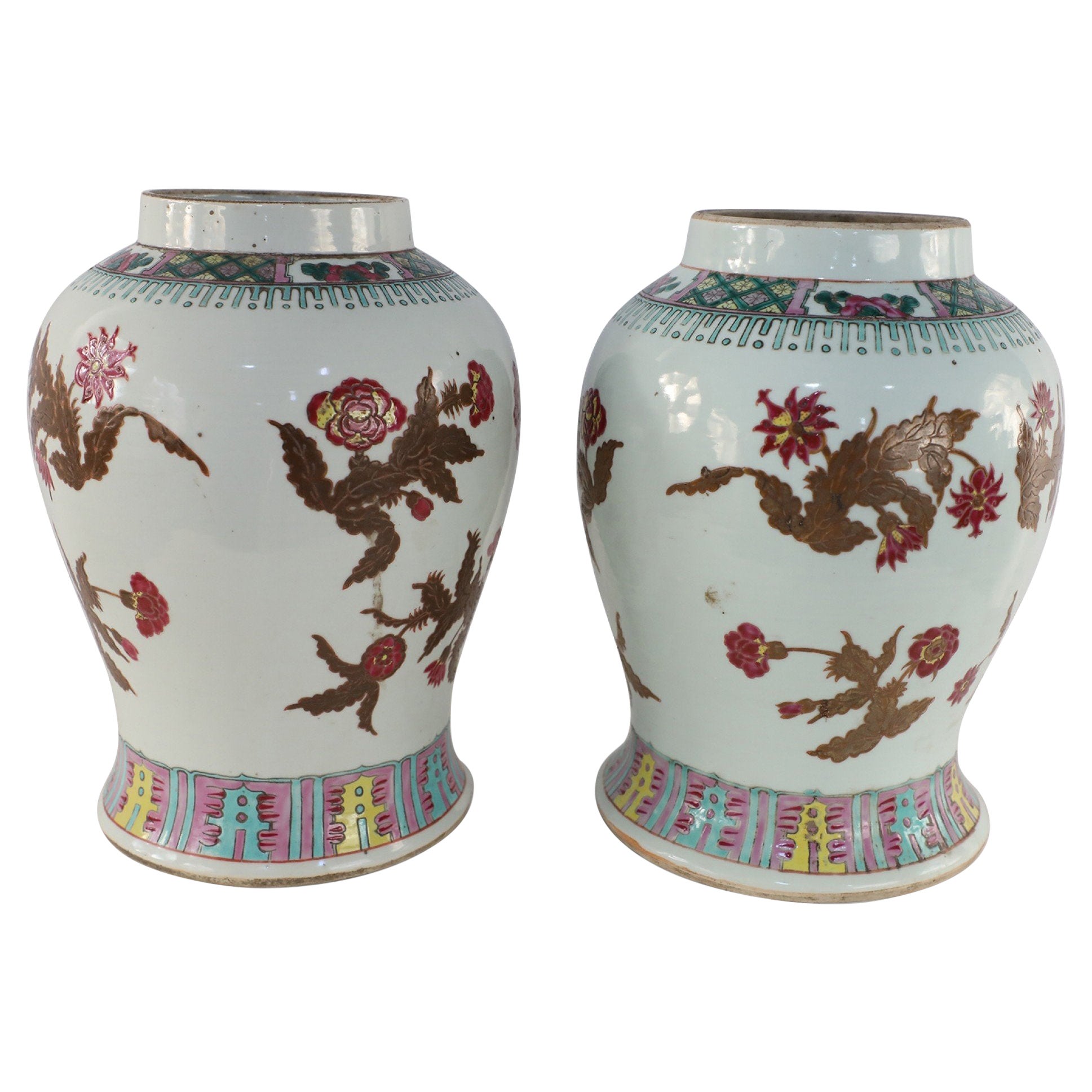 Paar chinesische Porzellanvasen in weißem und bernsteinfarbenem, geblümtem Design im Angebot