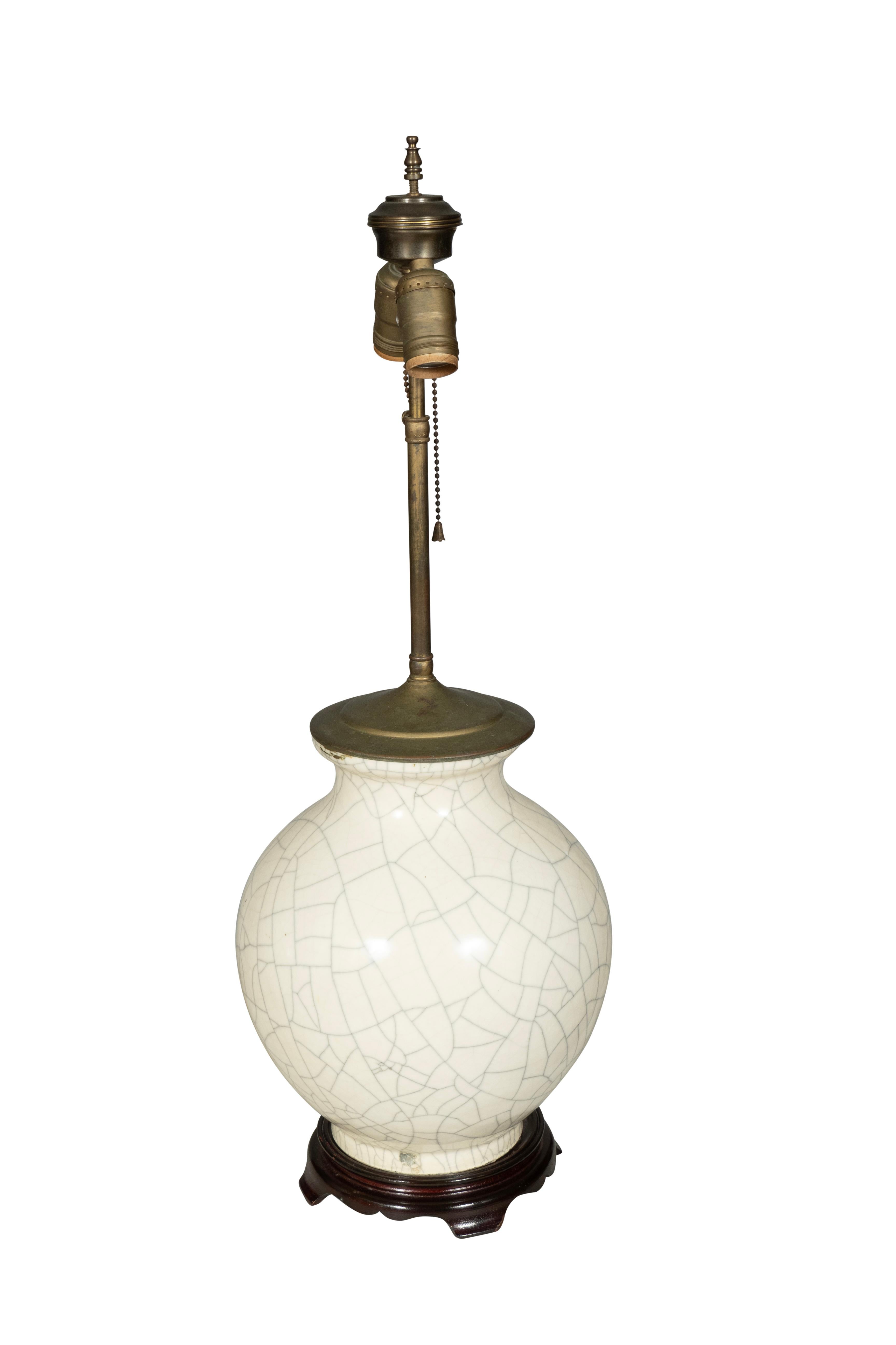Paire de lampes de bureau chinoises à glaçure blanche craquelée Bon état - En vente à Essex, MA