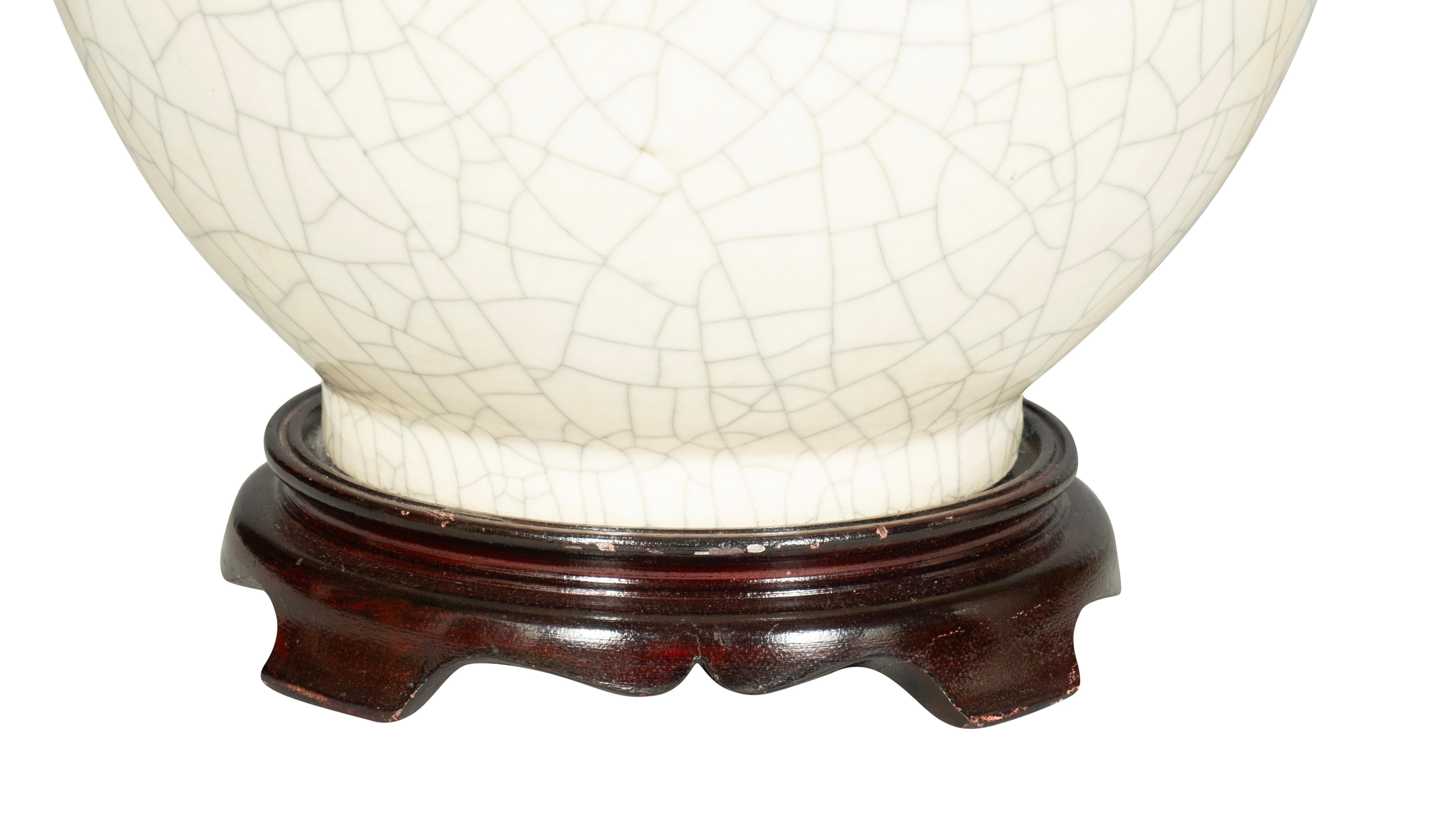 Laiton Paire de lampes de bureau chinoises à glaçure blanche craquelée en vente