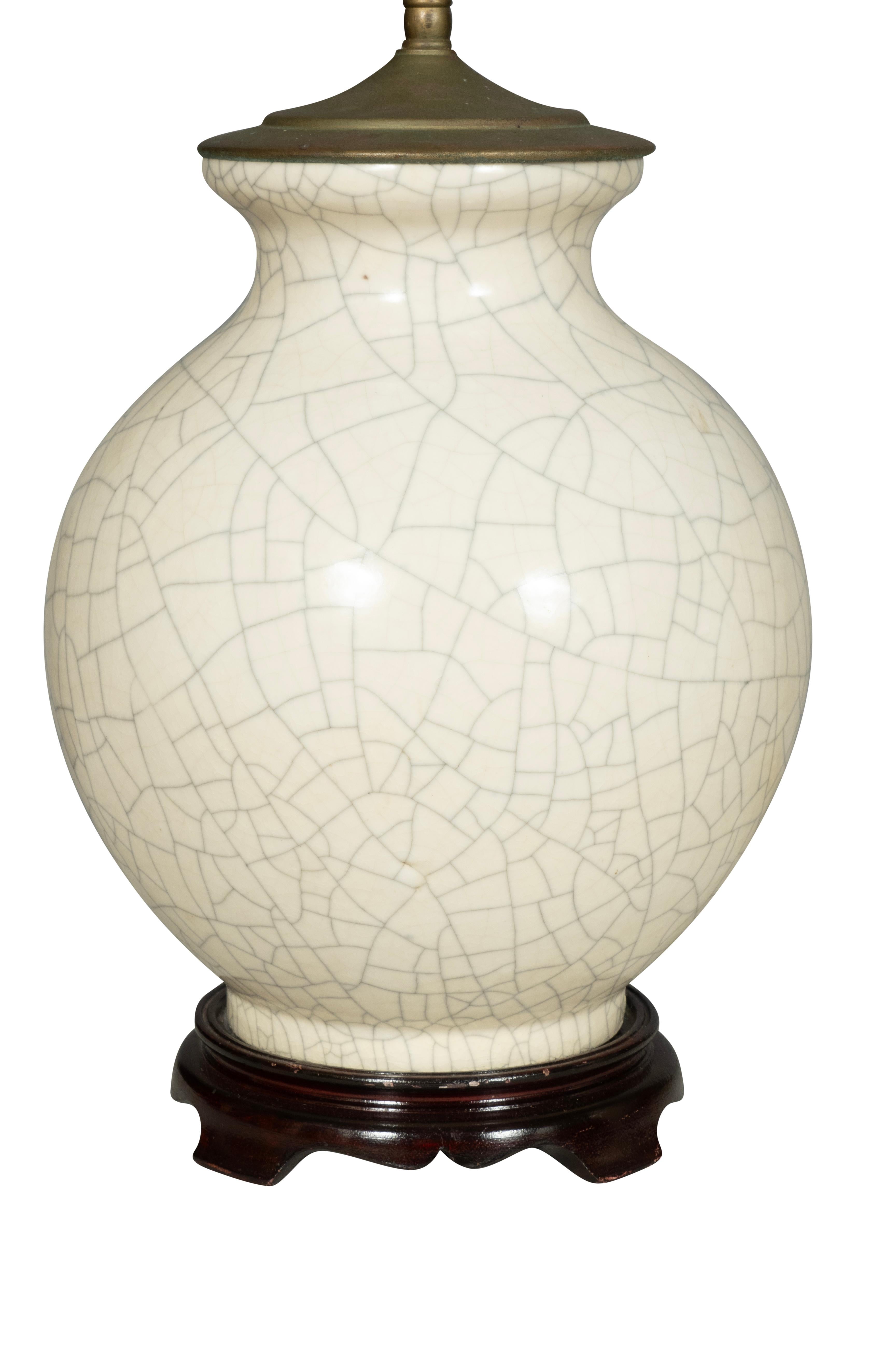 Paire de lampes de bureau chinoises à glaçure blanche craquelée en vente 1