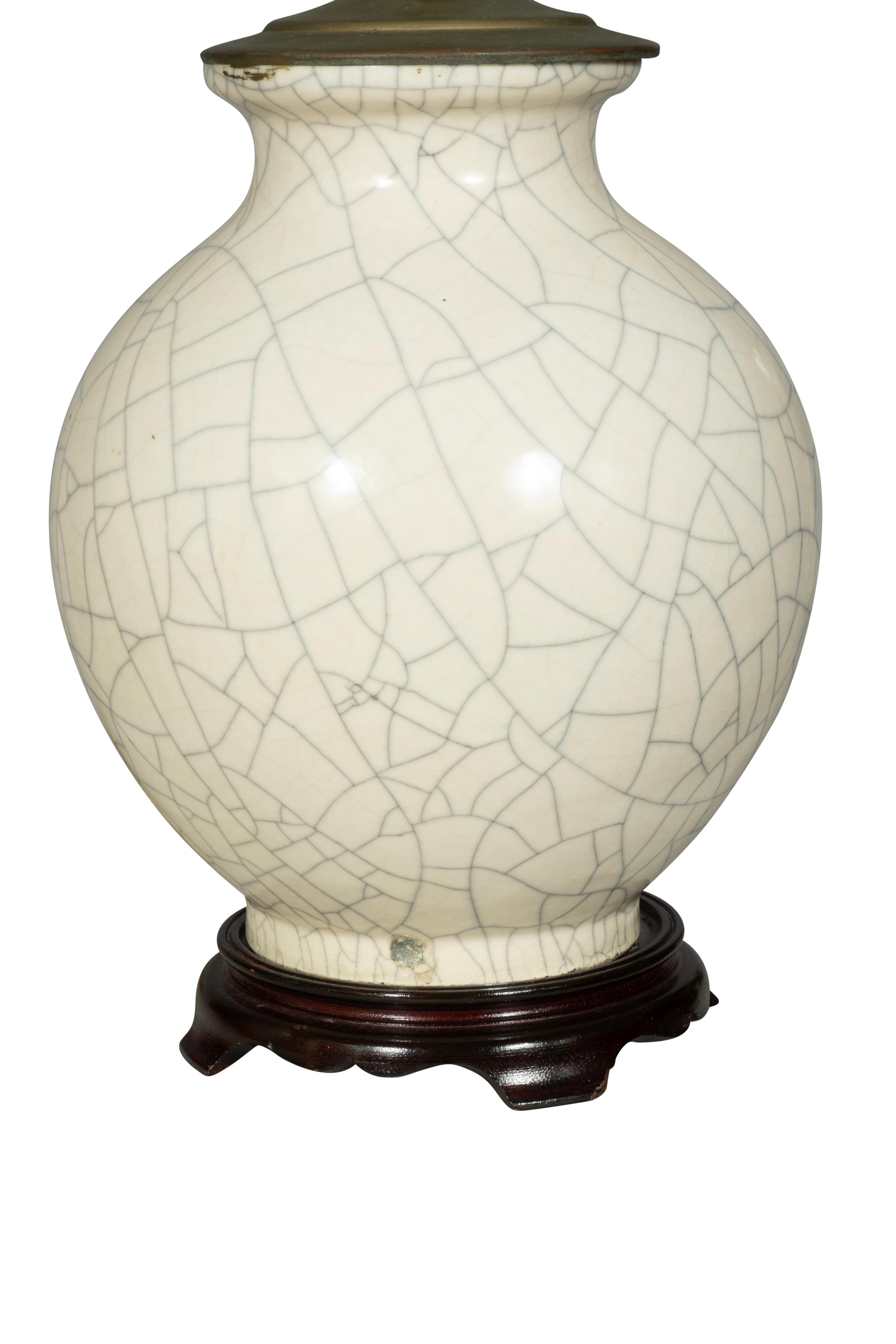 Paire de lampes de bureau chinoises à glaçure blanche craquelée en vente 2