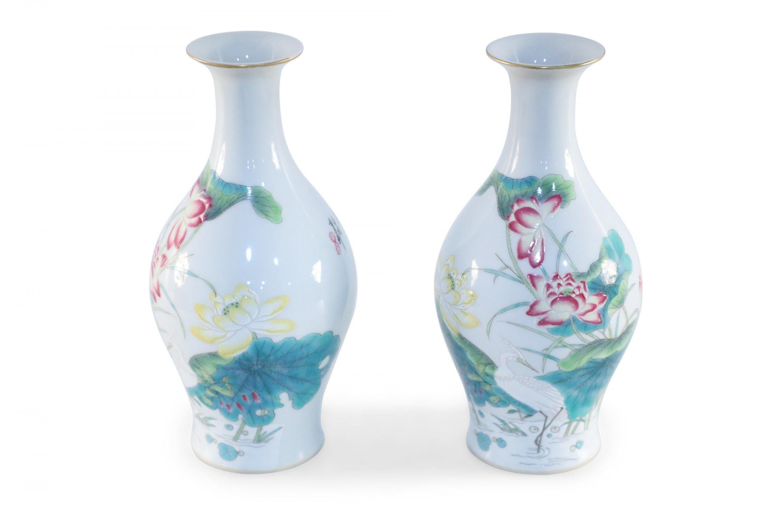 Paar chinesische weiße Famille-Rose-Porzellanvasen in Birnenform aus weißem Weiß (Chinesischer Export) im Angebot