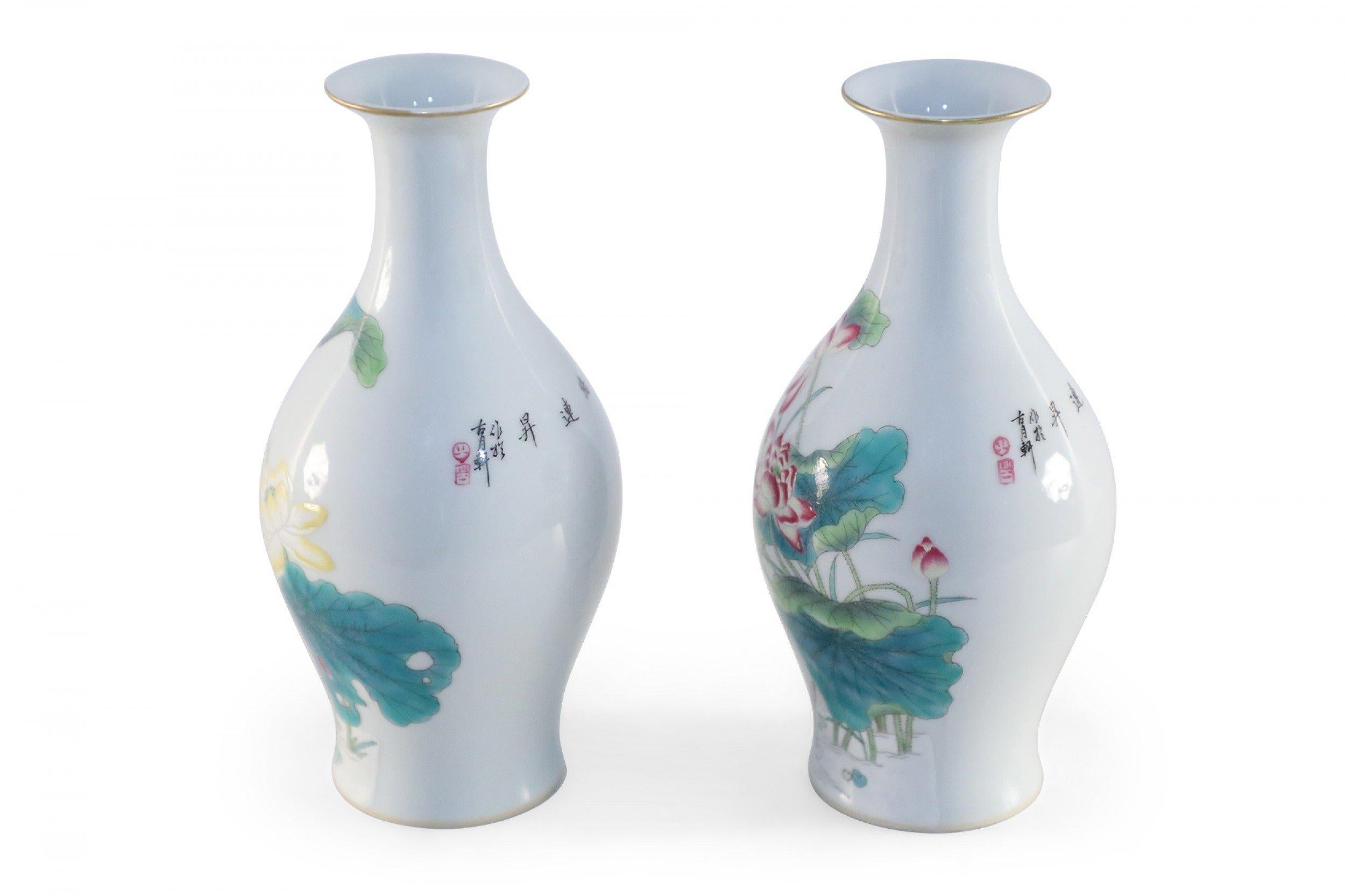 Paar chinesische weiße Famille-Rose-Porzellanvasen in Birnenform aus weißem Weiß (Chinesisch) im Angebot