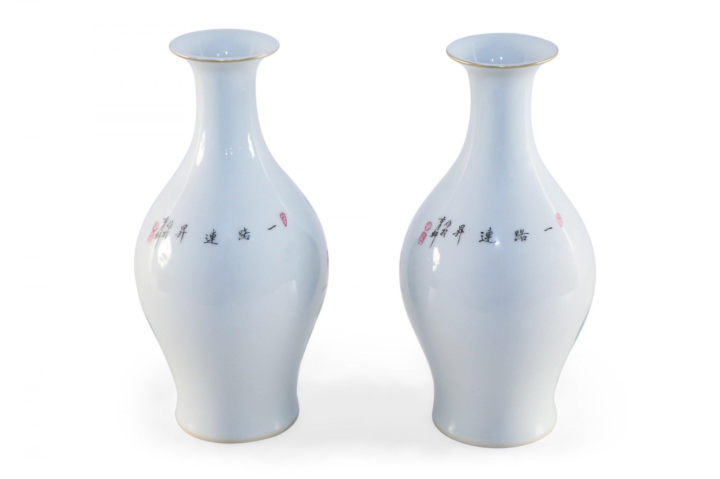 Paar chinesische weiße Famille-Rose-Porzellanvasen in Birnenform aus weißem Weiß (Handgefertigt) im Angebot