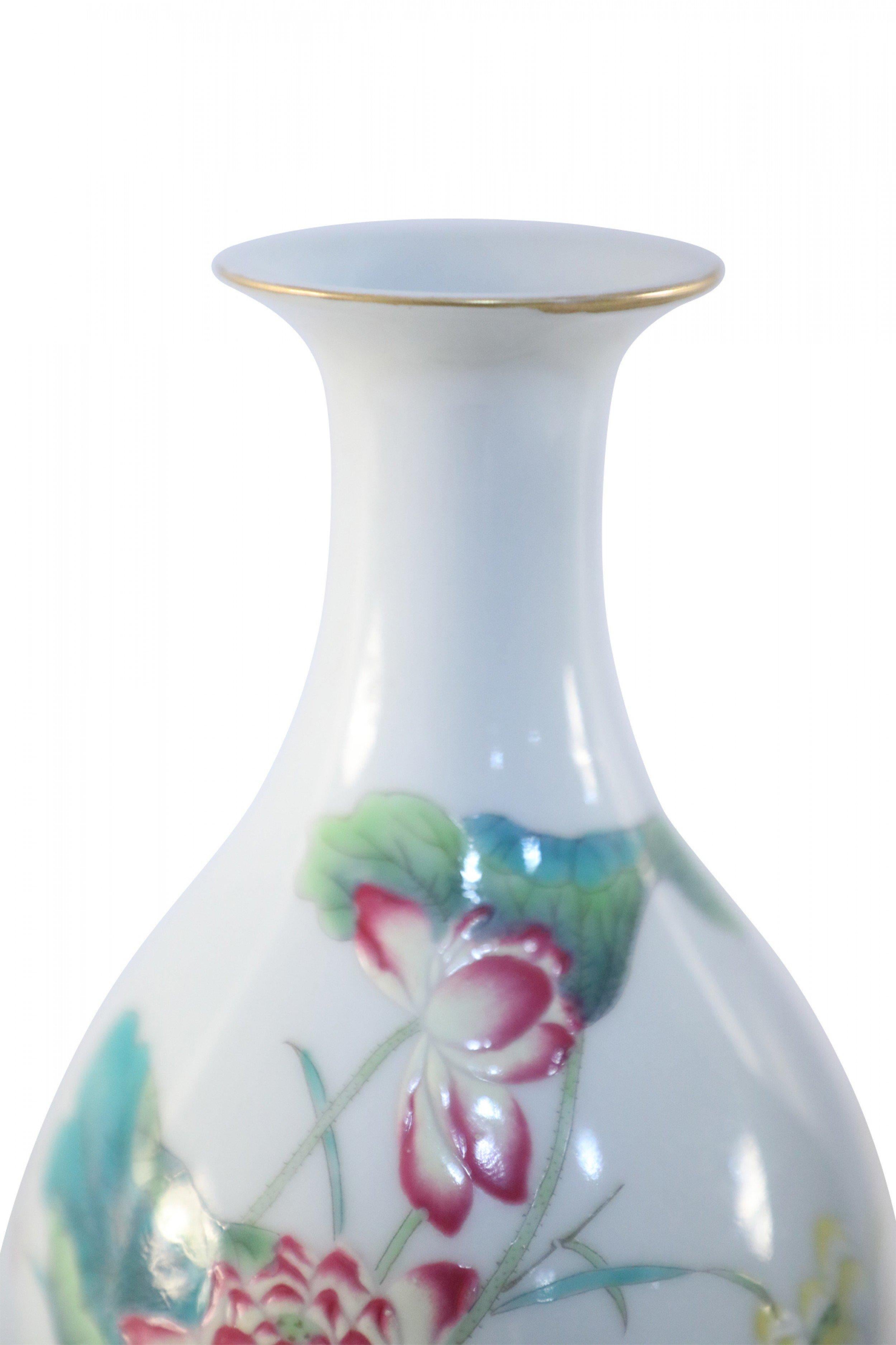 Paar chinesische weiße Famille-Rose-Porzellanvasen in Birnenform aus weißem Weiß im Angebot 1