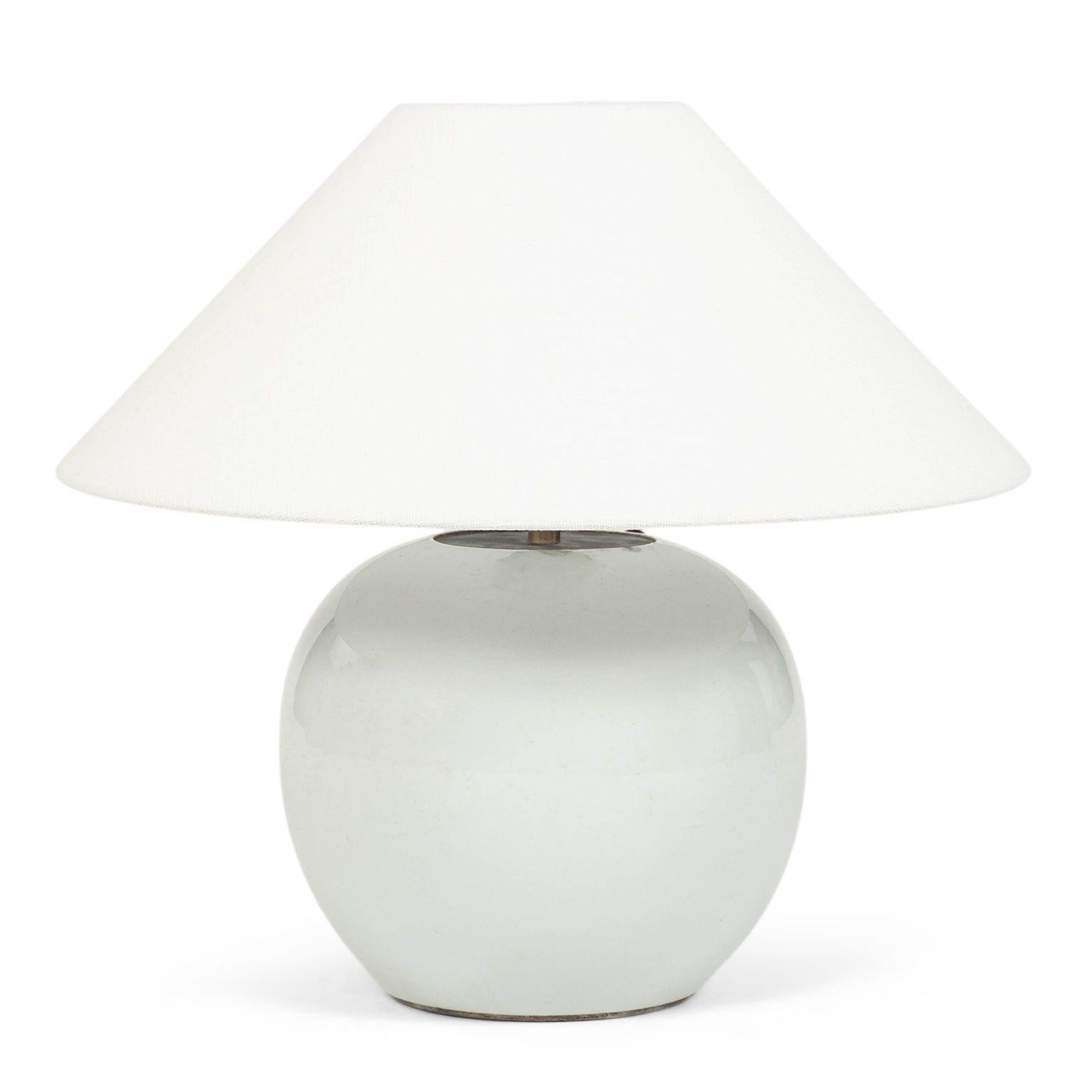 Pareja de lámparas chinas de frascos de jengibre blanco: frascos de jengibre blanco esmaltado, recién cableados para su uso en EE.UU. Incluye sombritas de lino con bordes enrollados. Hay dos lámparas de jengibre disponibles y se venden juntas a un