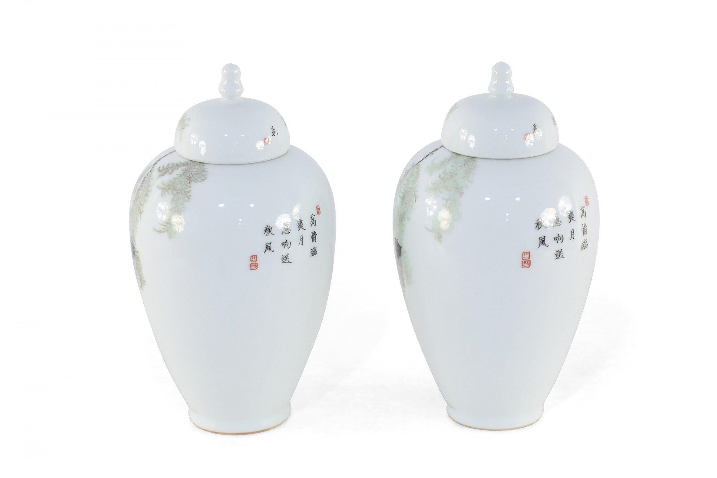 Pair of Chinese White Porcelain Famille Rose Lidded Jars In Good Condition For Sale In Queens, NY