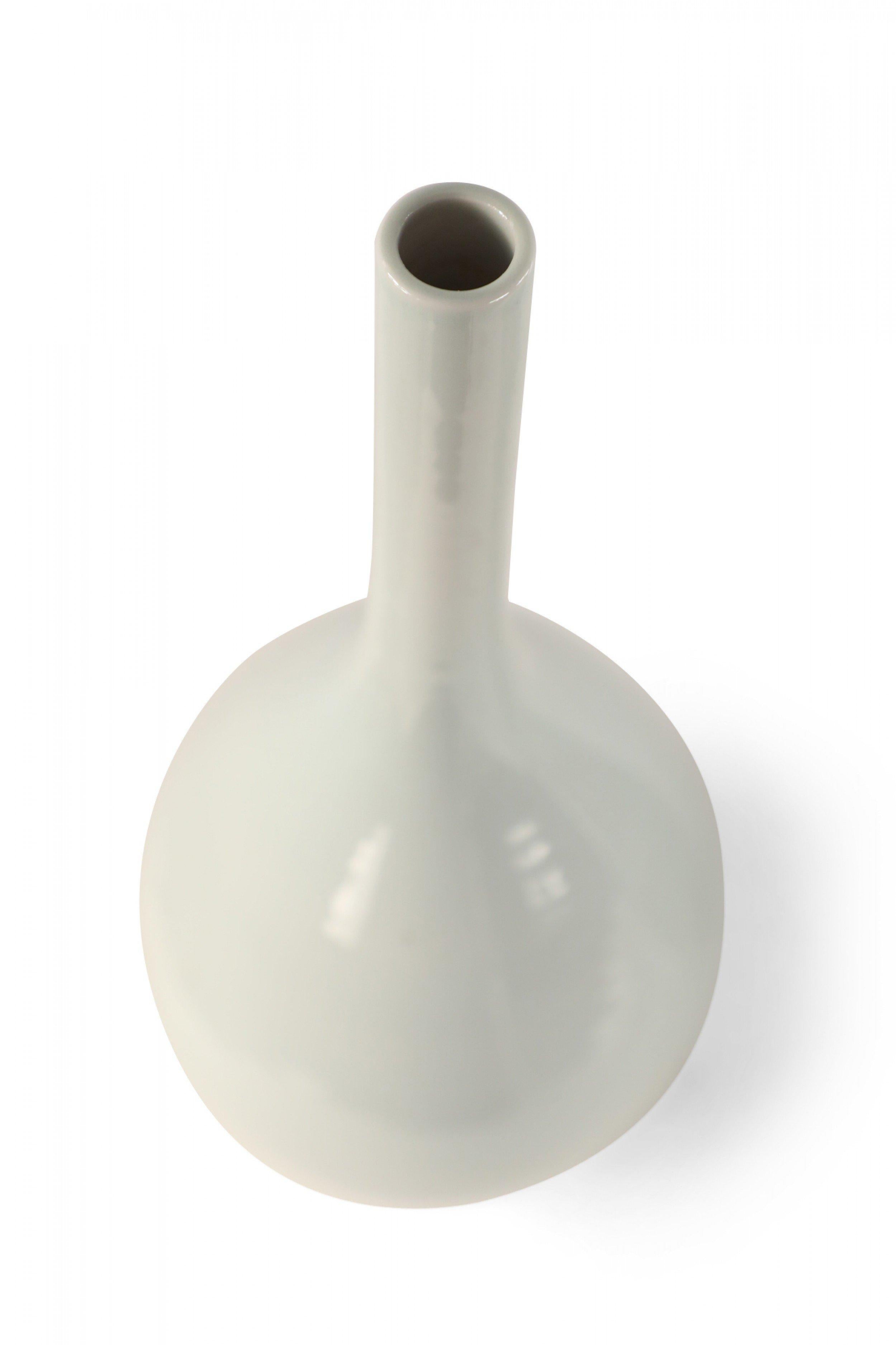 Coppia di antichi vasi cinesi (metà del XX secolo) in porcellana bianca a forma di cistifellea, così chiamati per la loro somiglianza con la forma dell'organo, con fondi bulbosi e colli sottili e delicati (Prezzo in coppia).
 