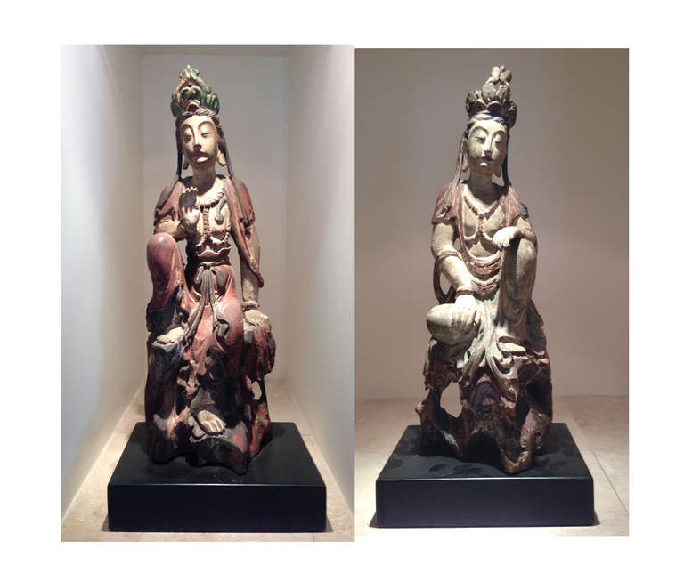 Ein Paar polychrom geschnitzte Holzstatuen, die Guanyin, die chinesische Göttin der Barmherzigkeit, darstellen. Sie wurden wahrscheinlich auf die späte Qing-Dynastie datiert, aber im Stil der Ming-Dynastie ausgeführt. Die Bodhisattva befinden sich