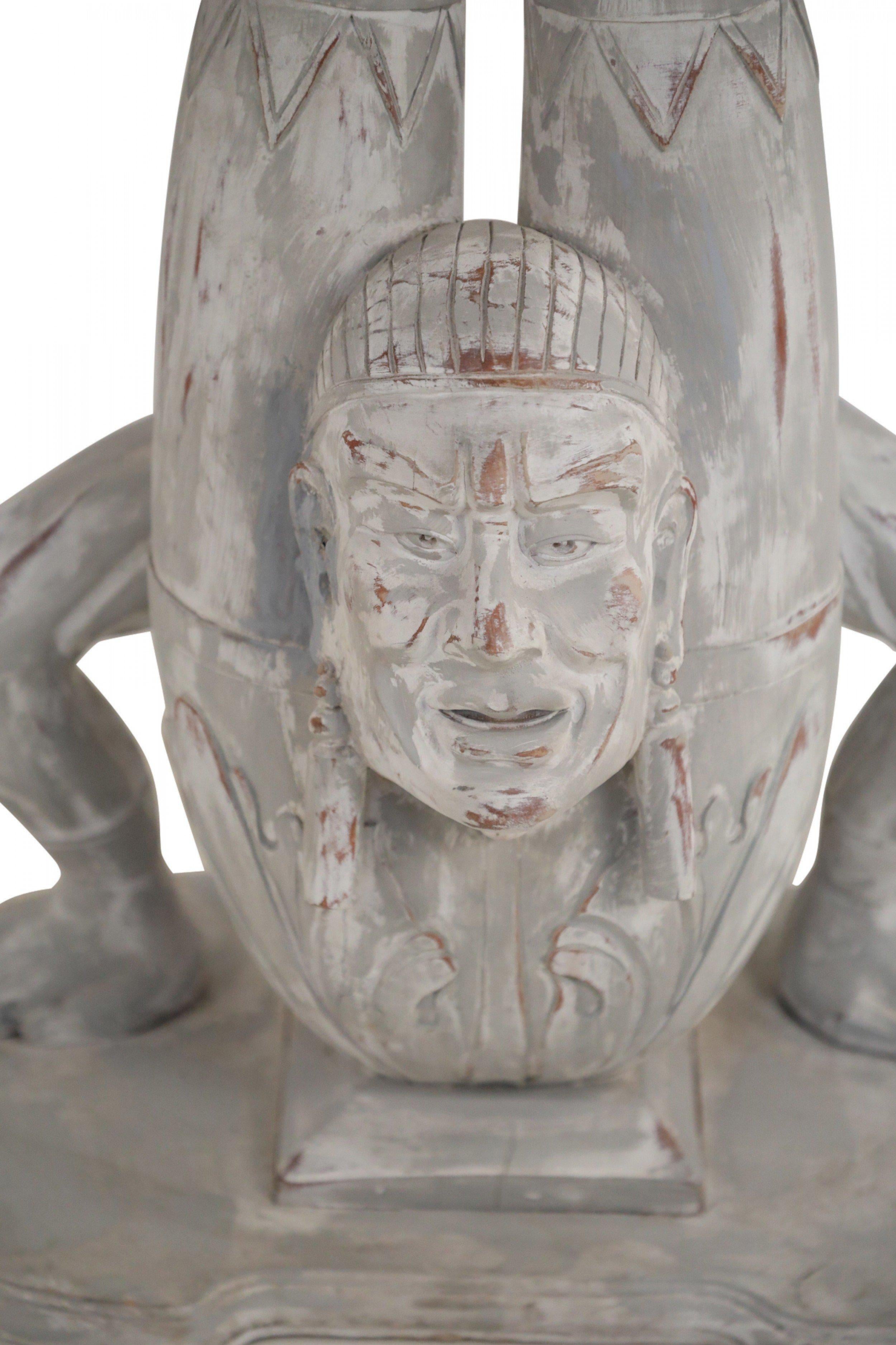Sculpté Paire de Consoles Contortionistes chinoises en Bois Peintes en Blanc en vente