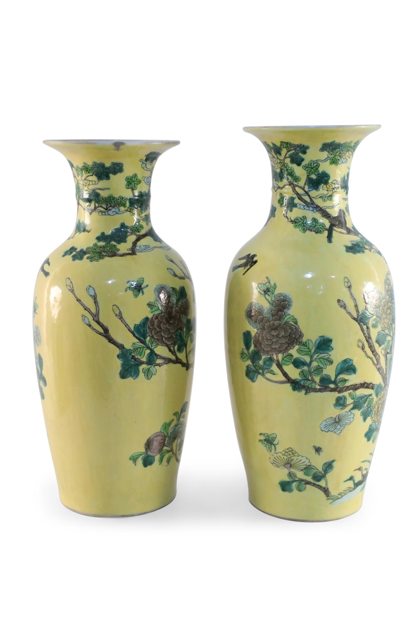 COPPIA di antichi vasi cinesi (fine XIX-inizio XX secolo) in porcellana gialla da esportazione, avvolti da grandi rami con uccelli, fiori e fogliame (PREZZO A COPPIA).

Condit: Buono; Usura coerente con l'età e l'utilizzo