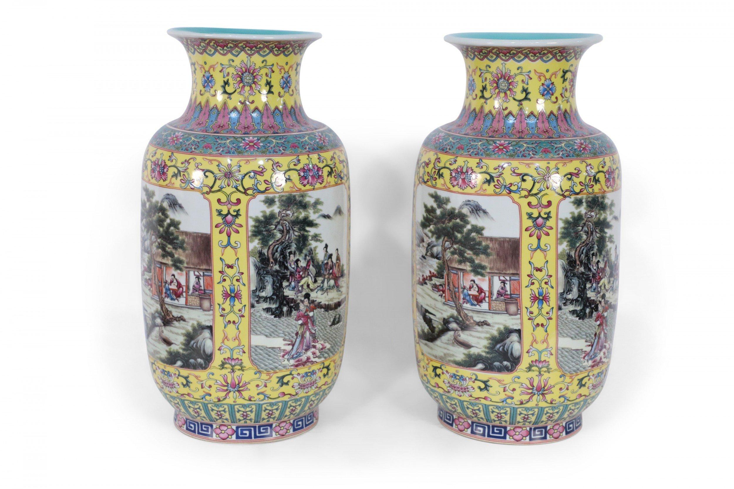 COPPIA di vasi cinesi con interni turchesi e fondi gialli e turchesi decorati con disegni floreali viola e blu, che incorniciano vignette centrali di genere riccamente rappresentate che avvolgono l'intero corpo (marchio sul fondo, vedi foto) (PREZZO