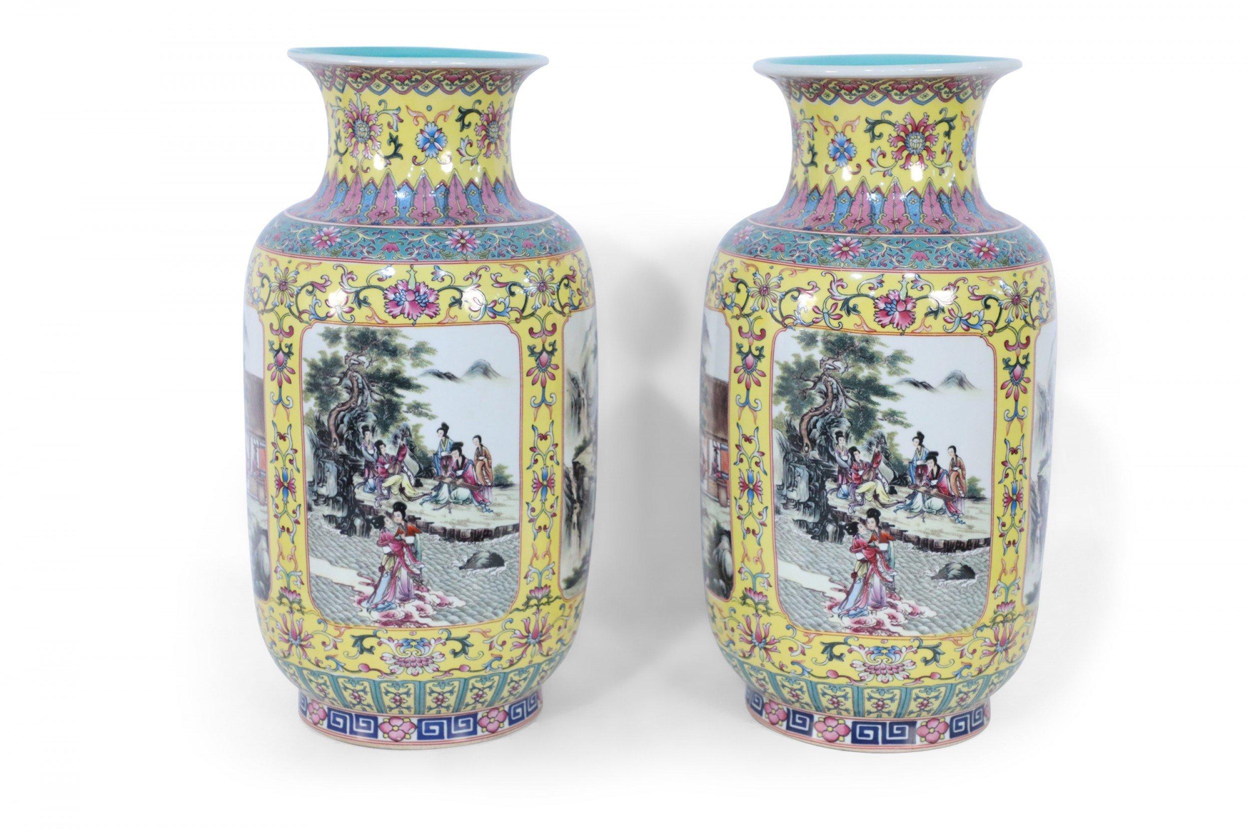 Ming Coppia di vasi in porcellana cinese a vignette di genere giallo e turchese in vendita