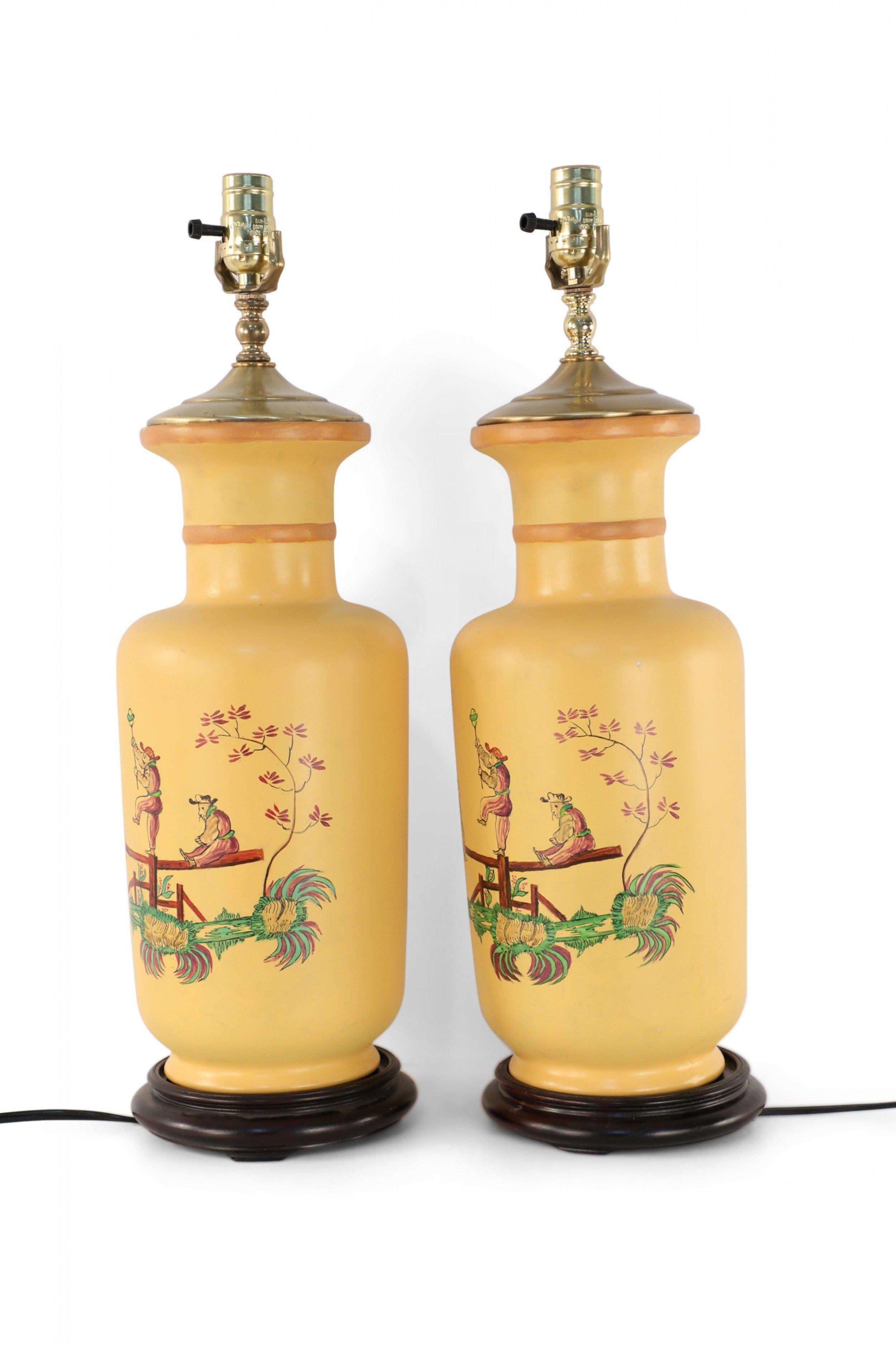 Paar chinesische gelbe Tischlampen mit balancierender Szene (Gemalt) im Angebot