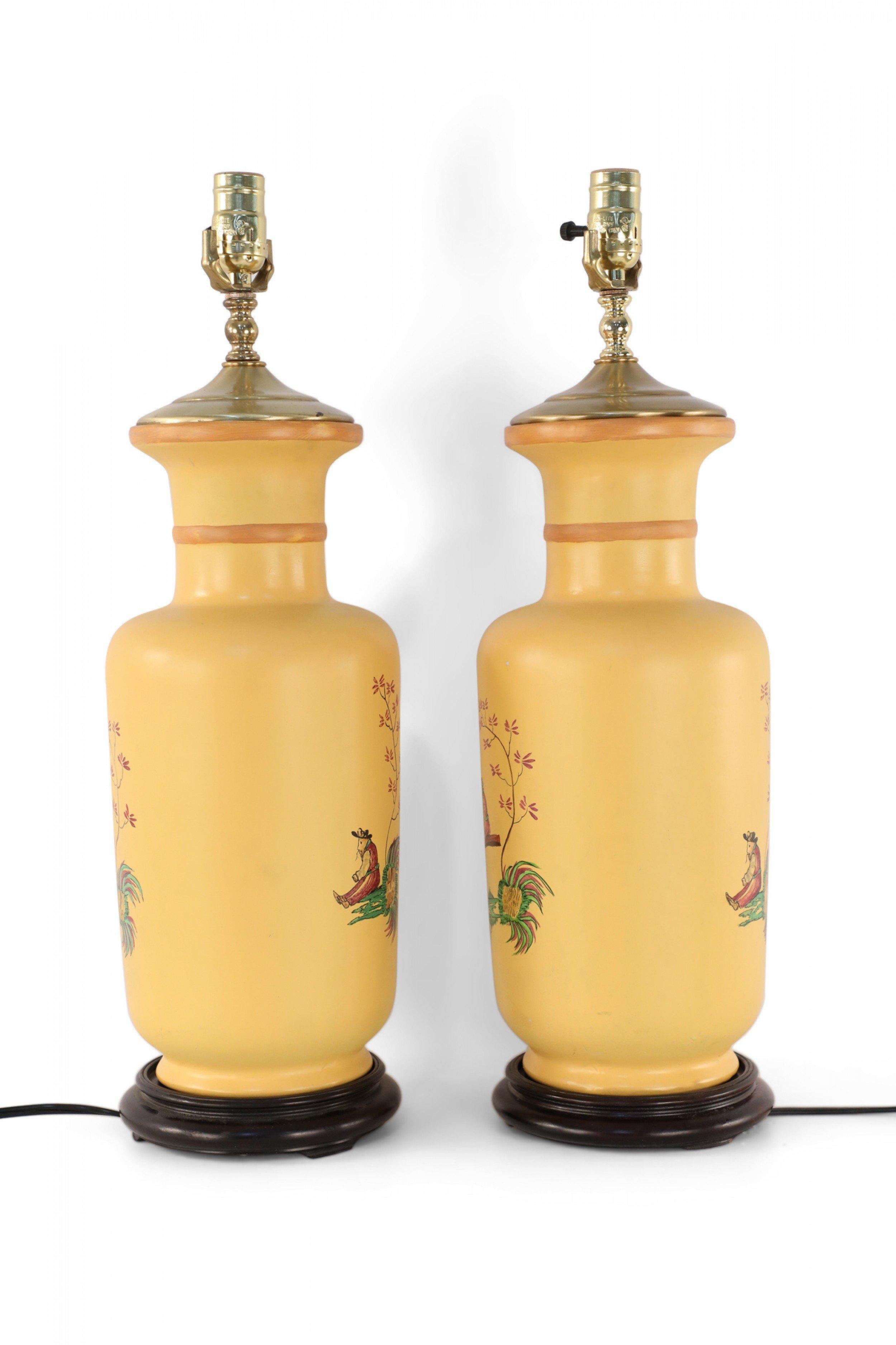 Paar chinesische gelbe Tischlampen mit balancierender Szene (20. Jahrhundert) im Angebot