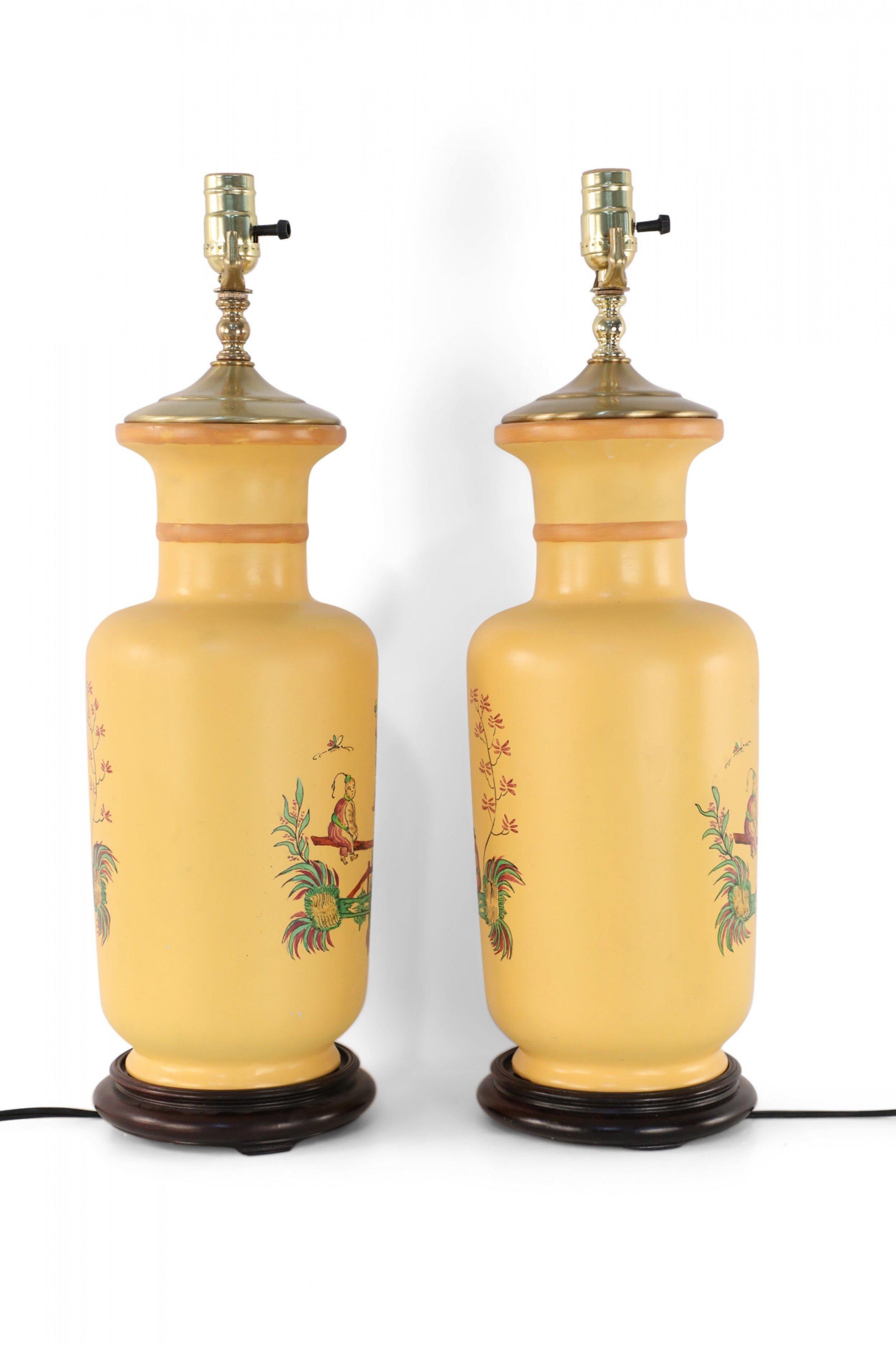 Paar chinesische gelbe Tischlampen mit balancierender Szene (Keramik) im Angebot