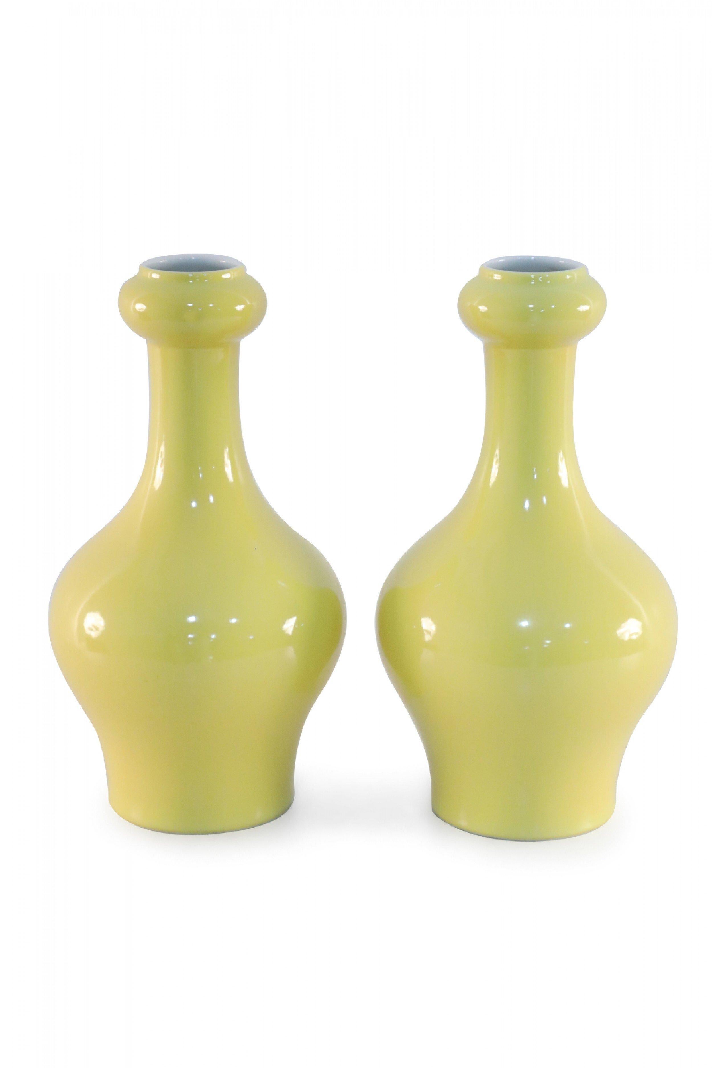 PAIRE de vases anciens en porcelaine jaune de Chine (fin du 19ème siècle) avec des formes en forme de bouche d'ail (marque sur le fond, voir photos) (PRIX POUR LA PAIRE).