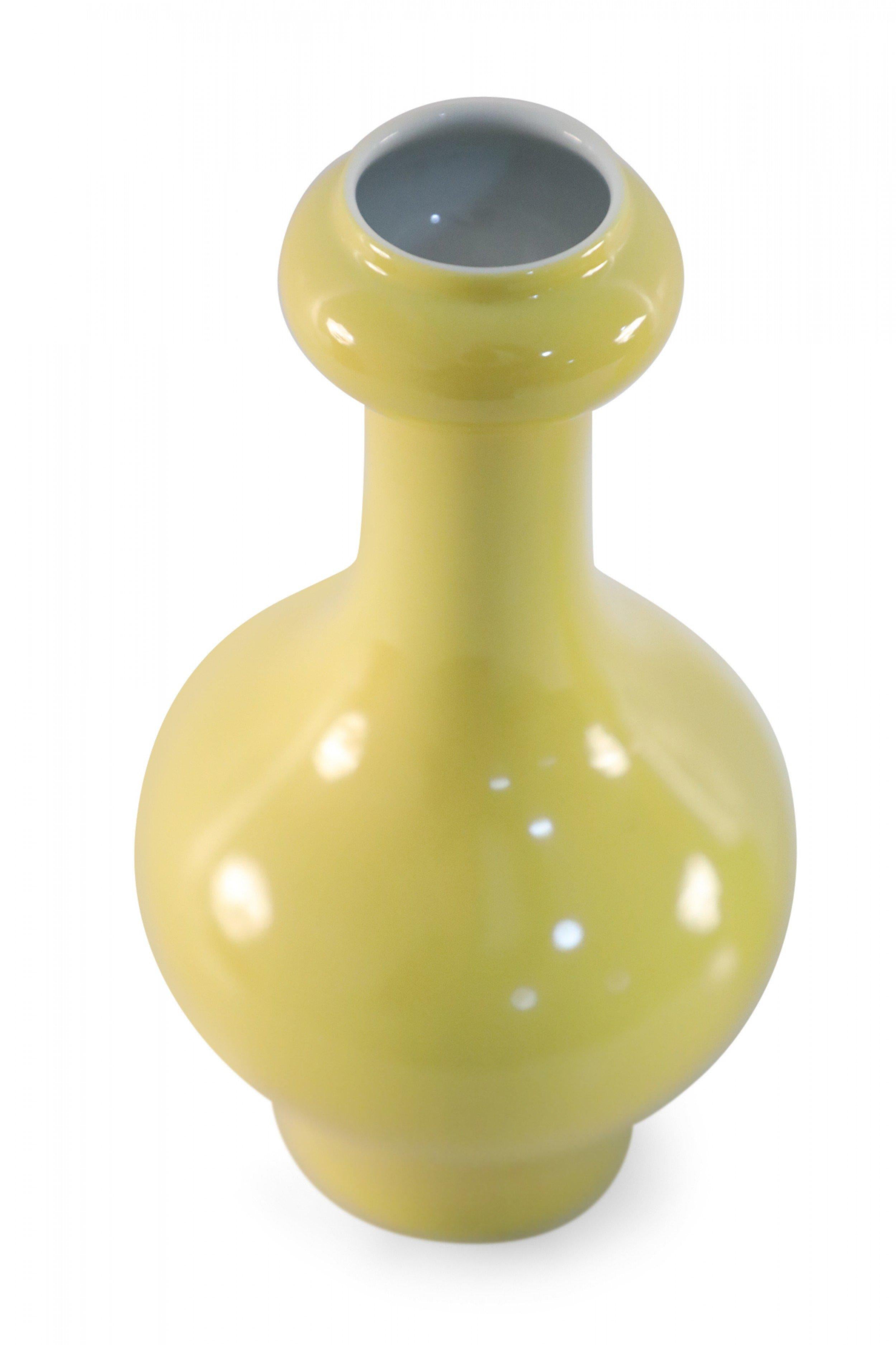 Exportation chinoise Paire de vases chinois en porcelaine jaune moulée en gland en vente