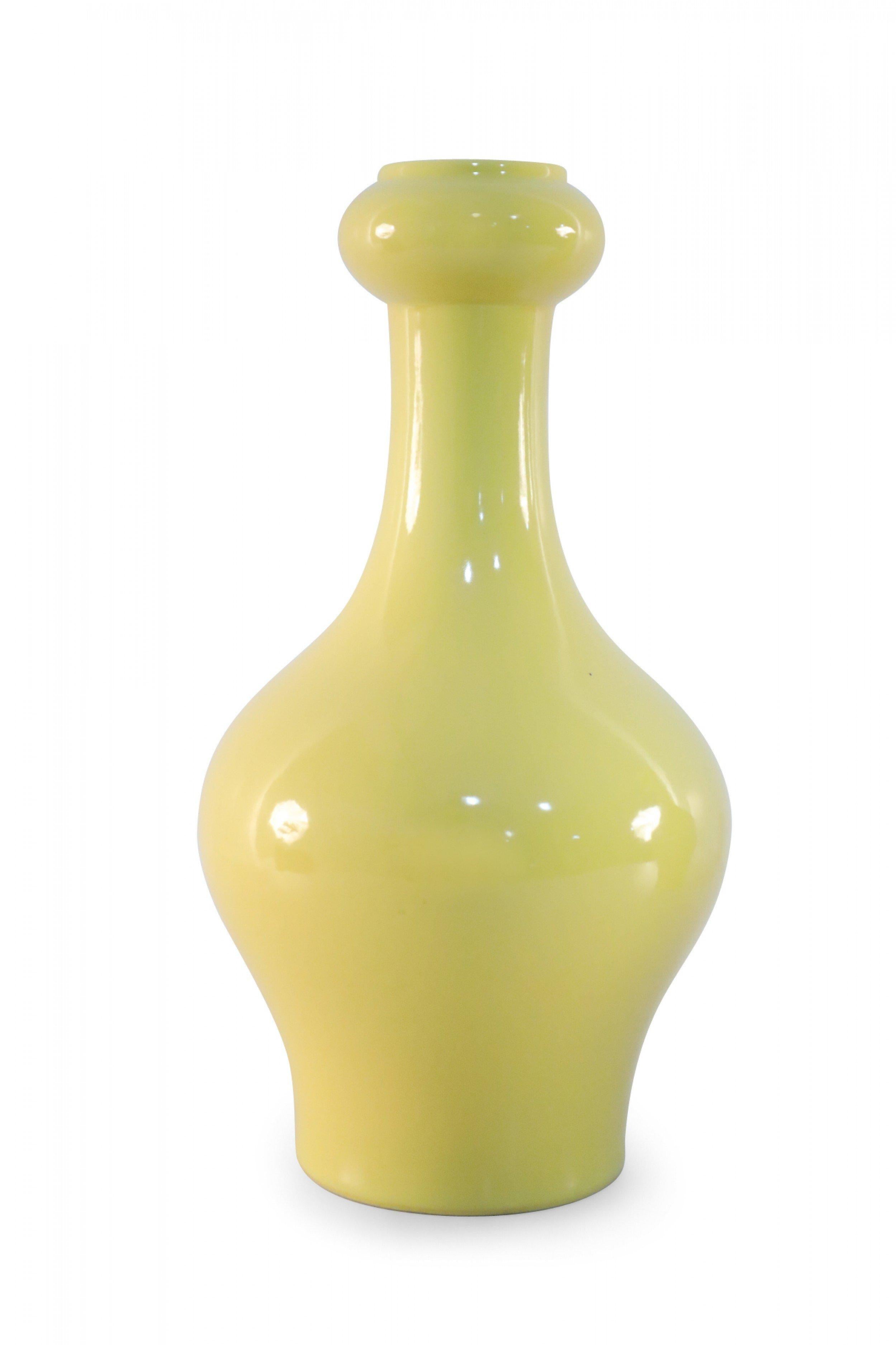 Chinois Paire de vases chinois en porcelaine jaune moulée en gland en vente
