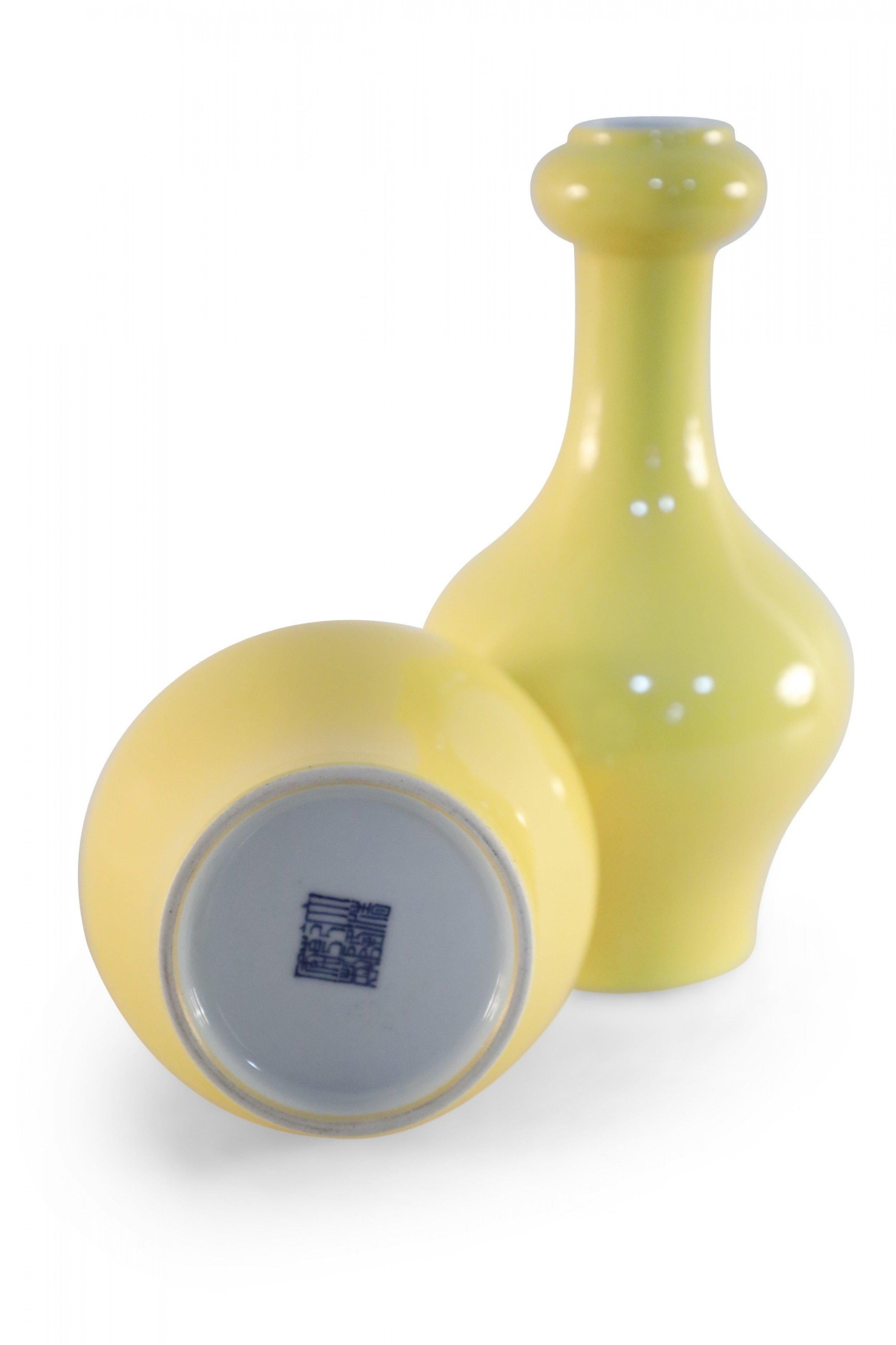 Paire de vases chinois en porcelaine jaune moulée en gland Bon état - En vente à Queens, NY