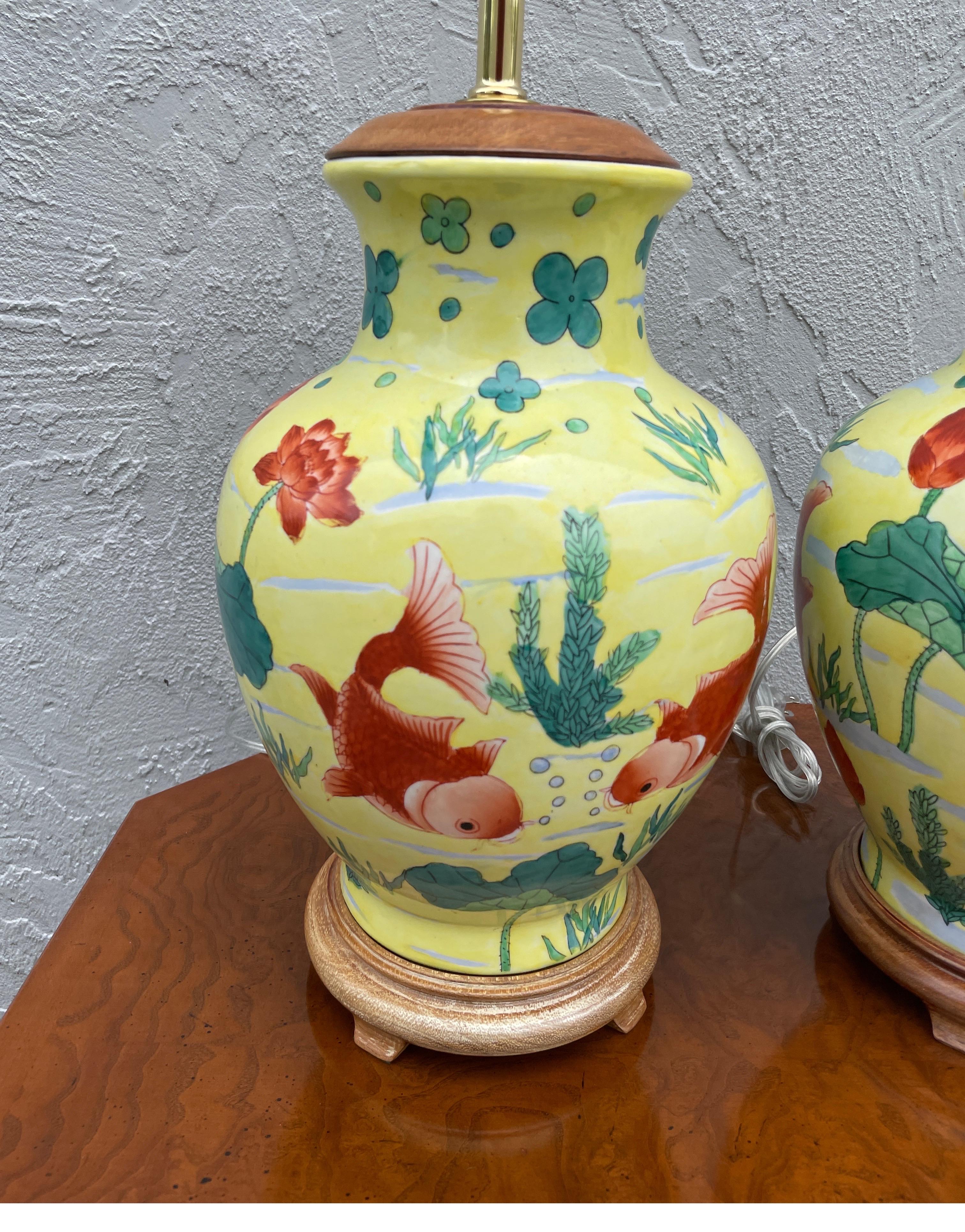 Chinois Paire de lampes chinoises en forme de jaune pot à gingembre avec poisson en forme de coquille en vente