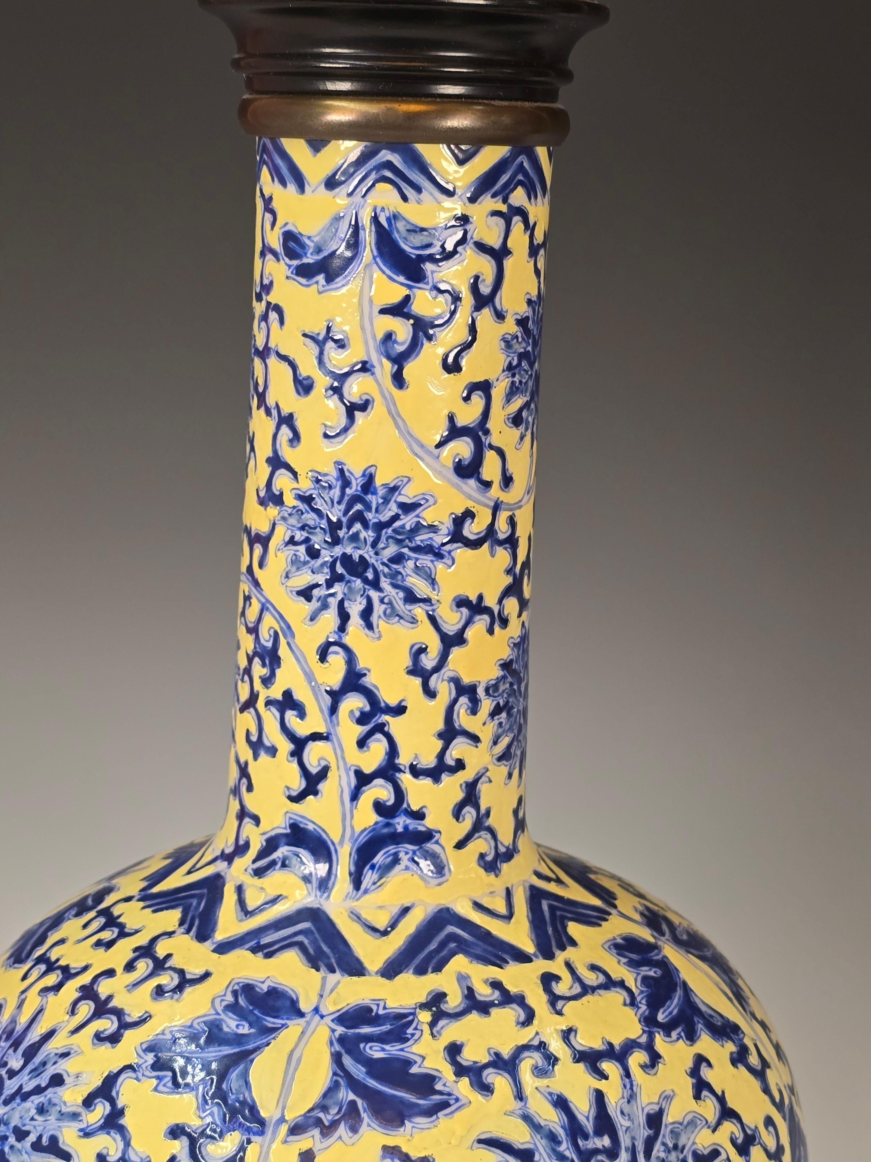 Paire de lampes chinoises à fond jaune et bleu sous glaçure en vente 3