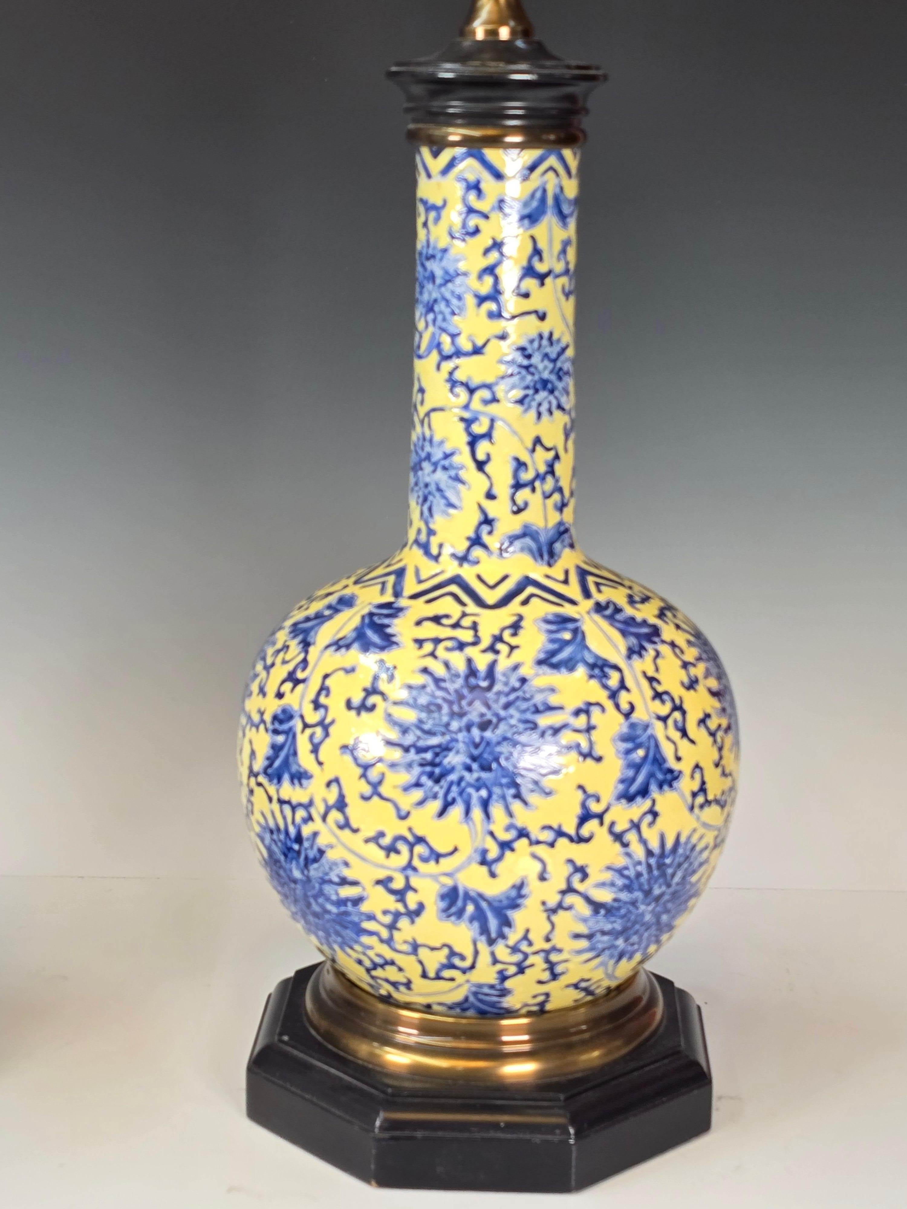 Paire de lampes chinoises à fond jaune et bleu sous glaçure en vente 4