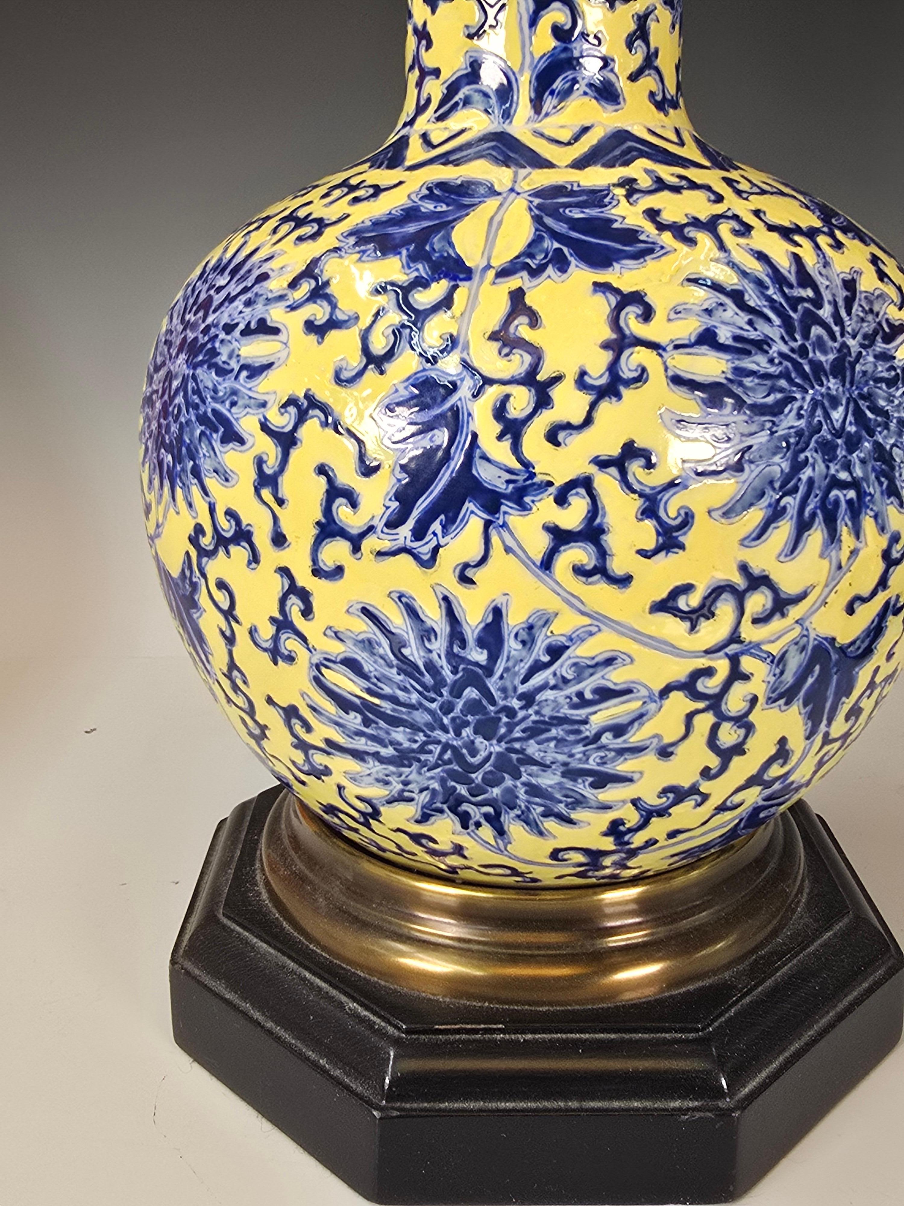 Chinois Paire de lampes chinoises à fond jaune et bleu sous glaçure en vente