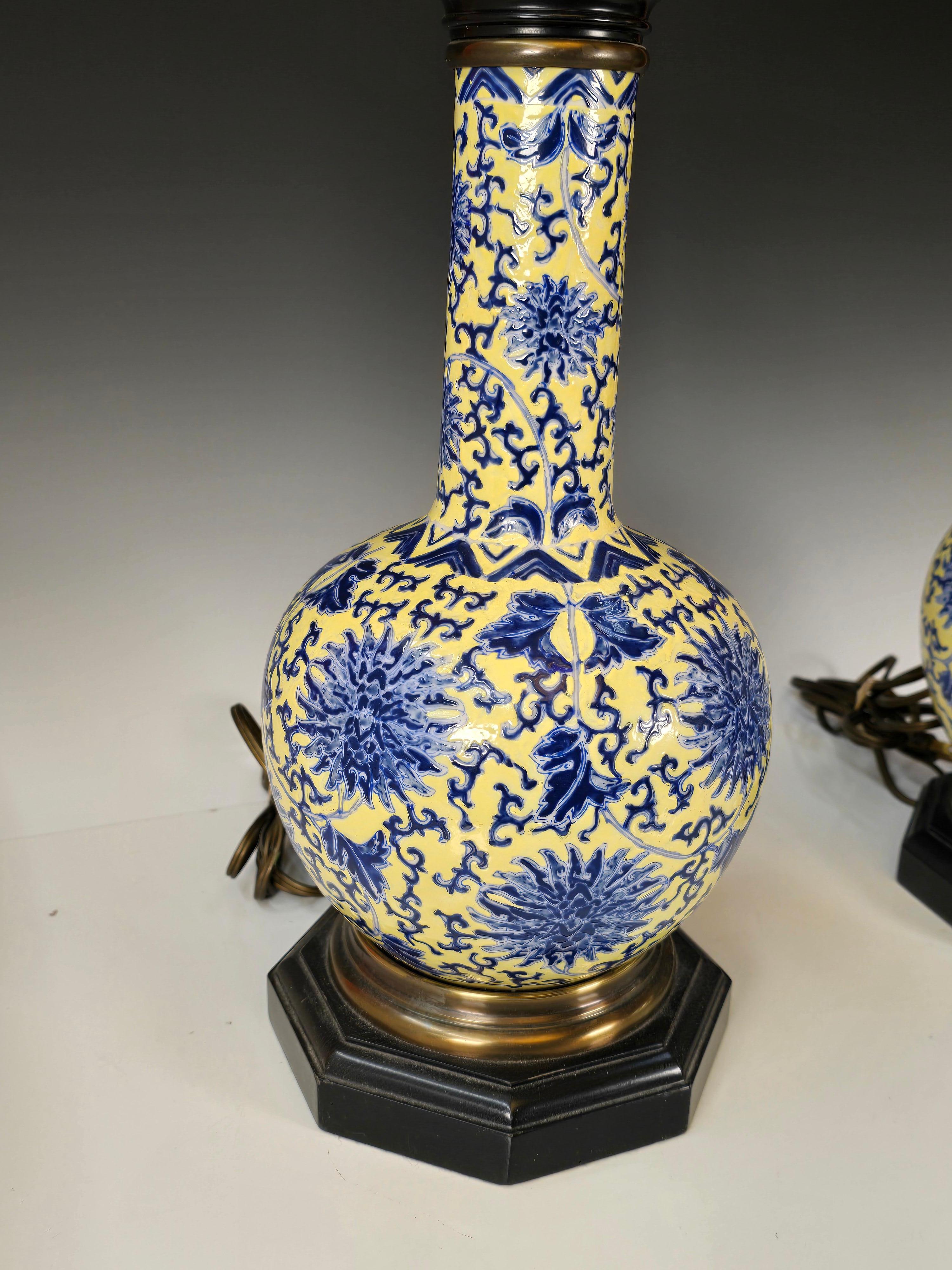 Vernissé Paire de lampes chinoises à fond jaune et bleu sous glaçure en vente