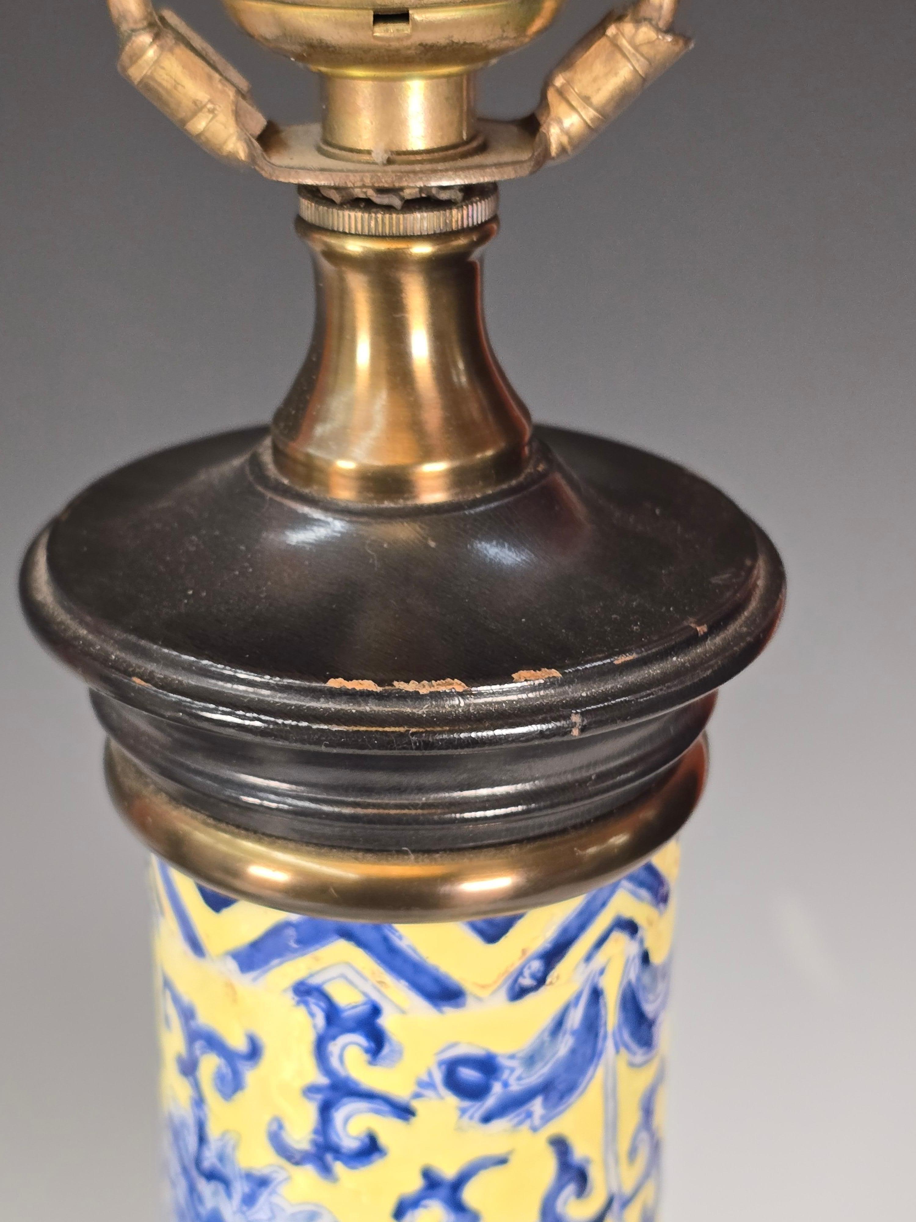 Milieu du XXe siècle Paire de lampes chinoises à fond jaune et bleu sous glaçure en vente