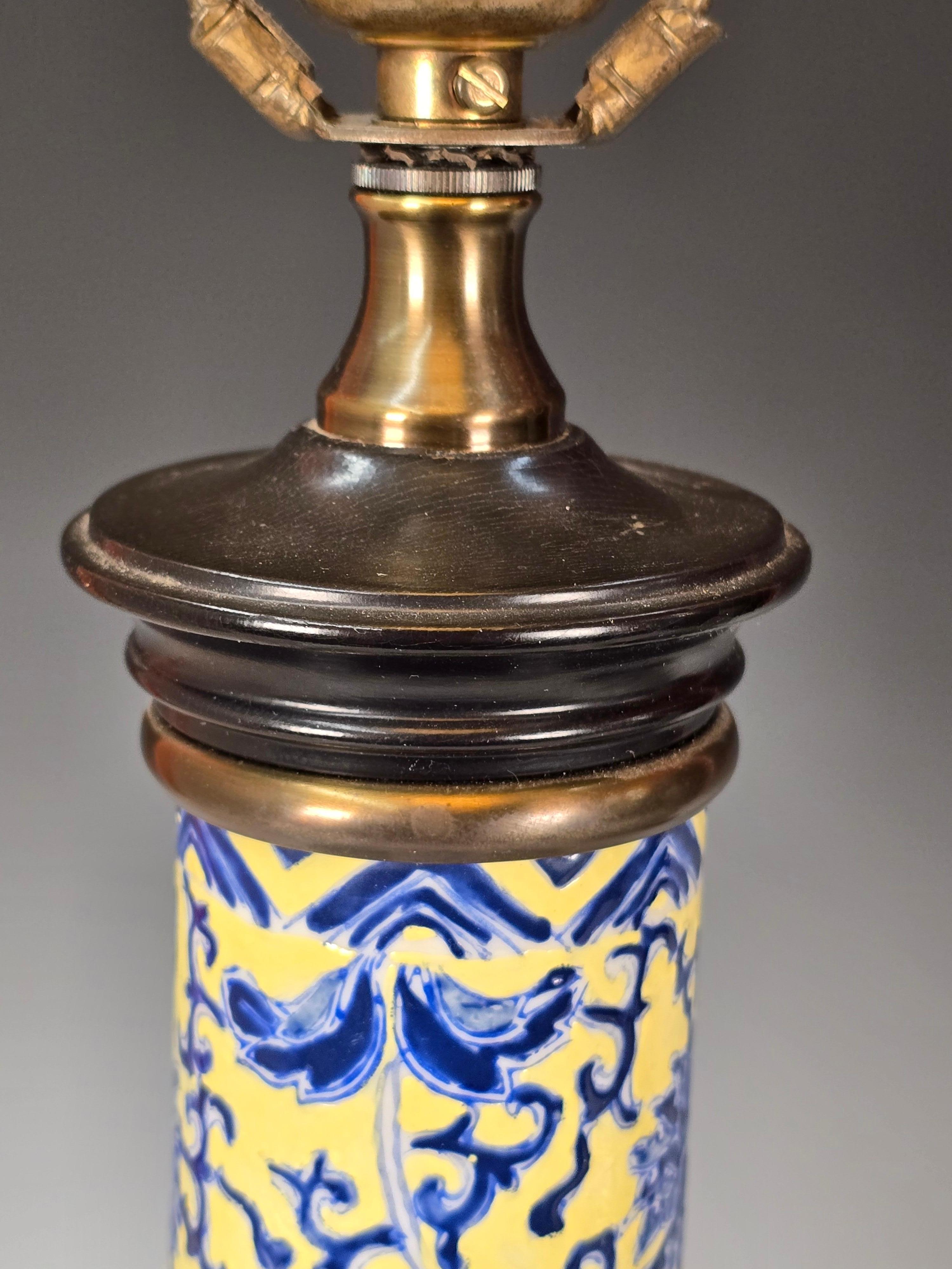 Laiton Paire de lampes chinoises à fond jaune et bleu sous glaçure en vente