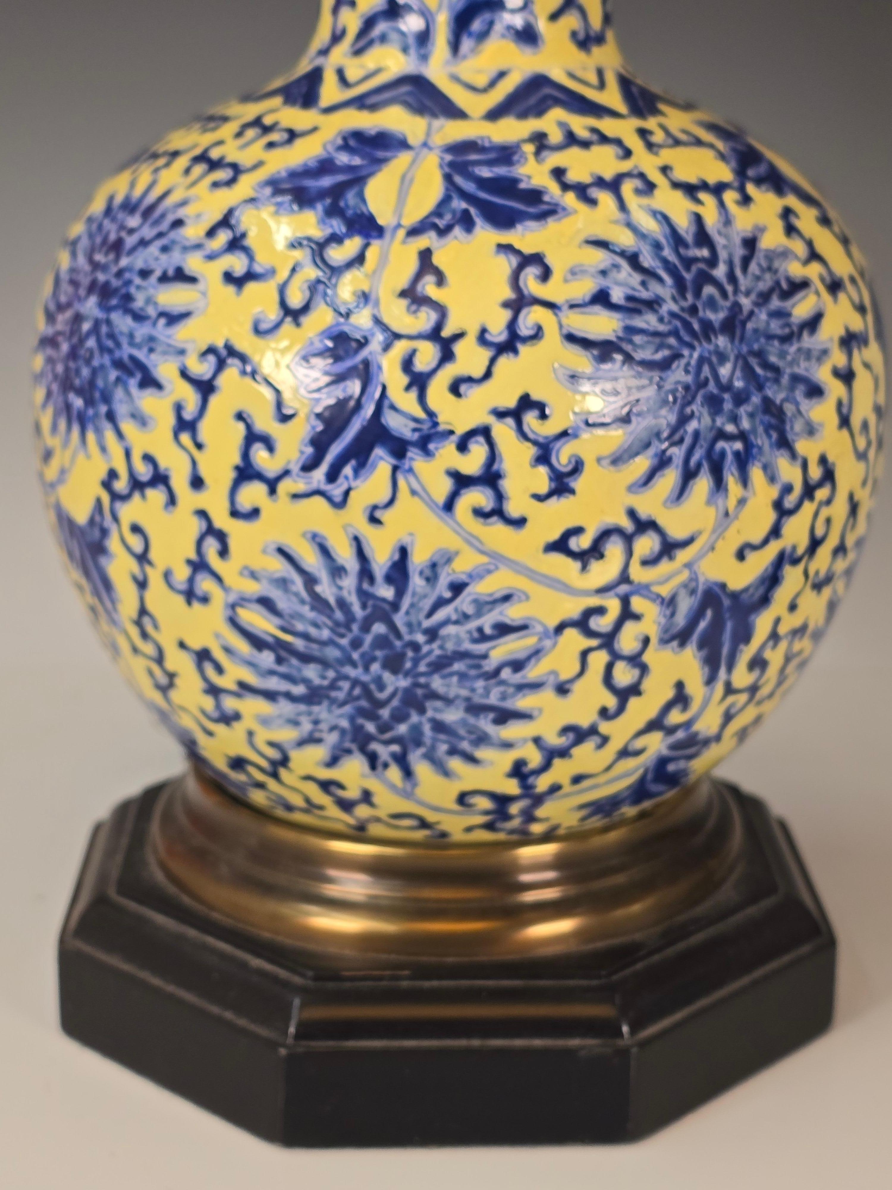 Paire de lampes chinoises à fond jaune et bleu sous glaçure en vente 1