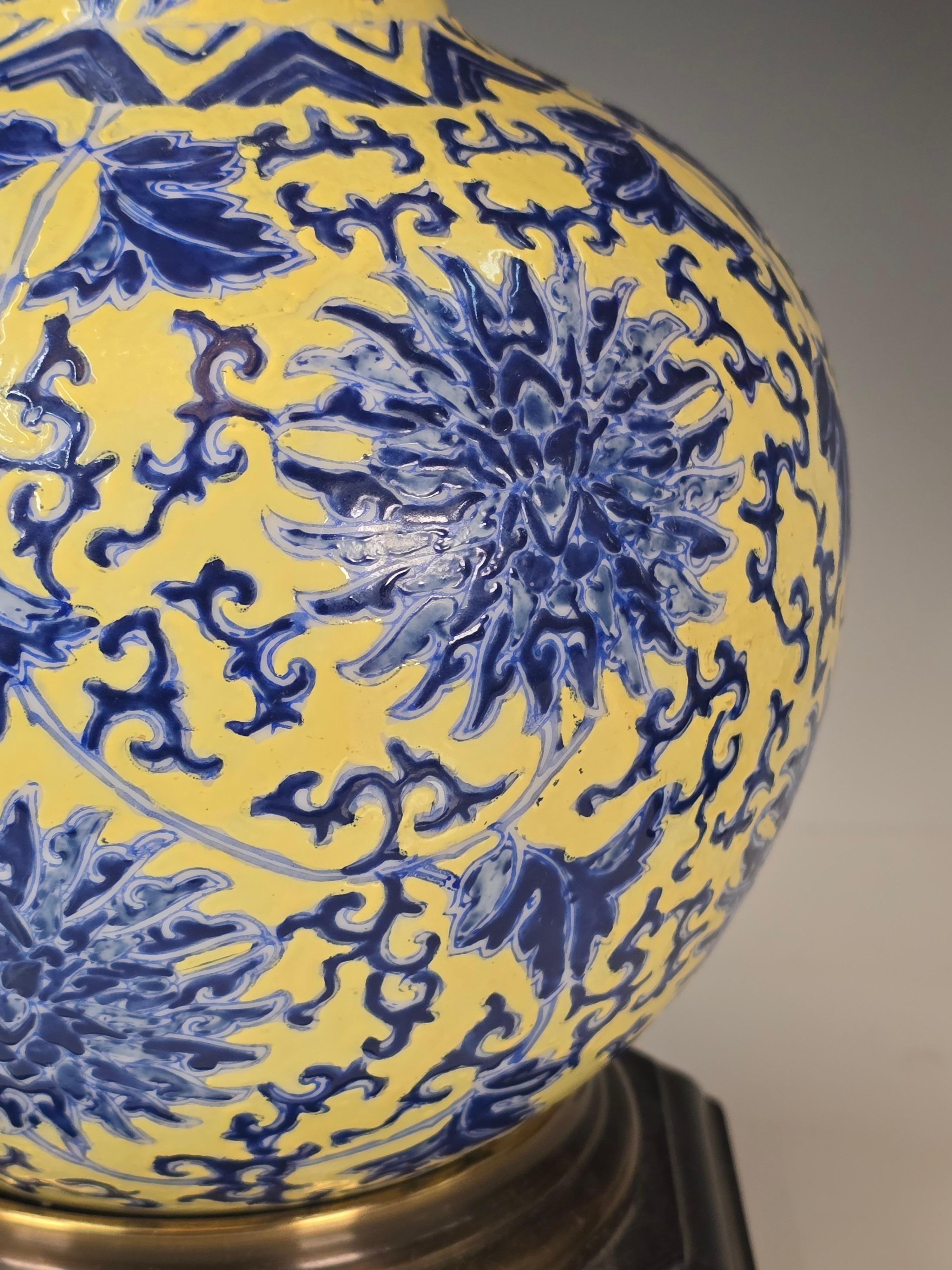 Paire de lampes chinoises à fond jaune et bleu sous glaçure en vente 2