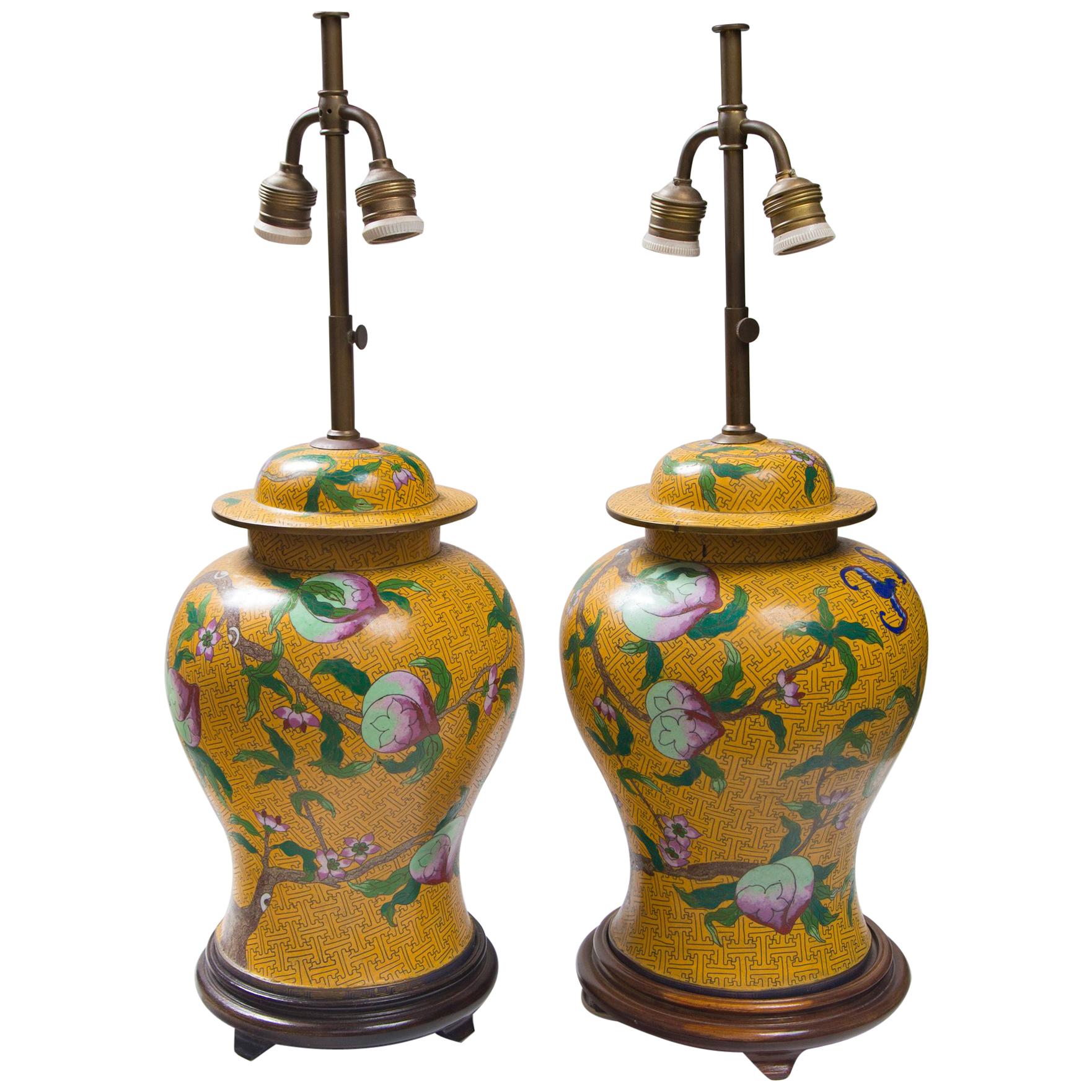 Paire de lampes chinoises en cloisonné à fond jaune