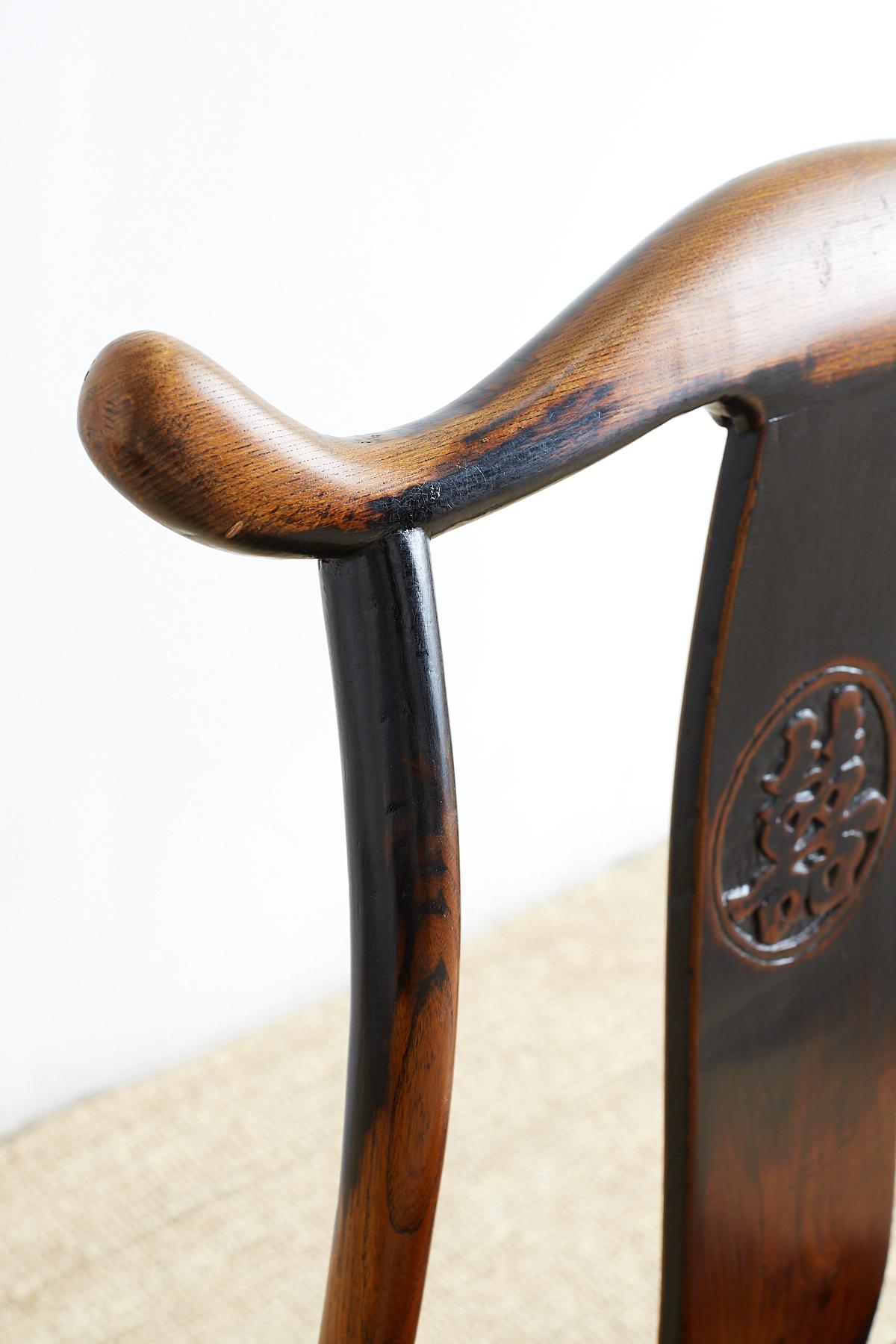 Paire de chaises à chapeau officielles chinoises à dossier en forme d'empiècement en vente 5