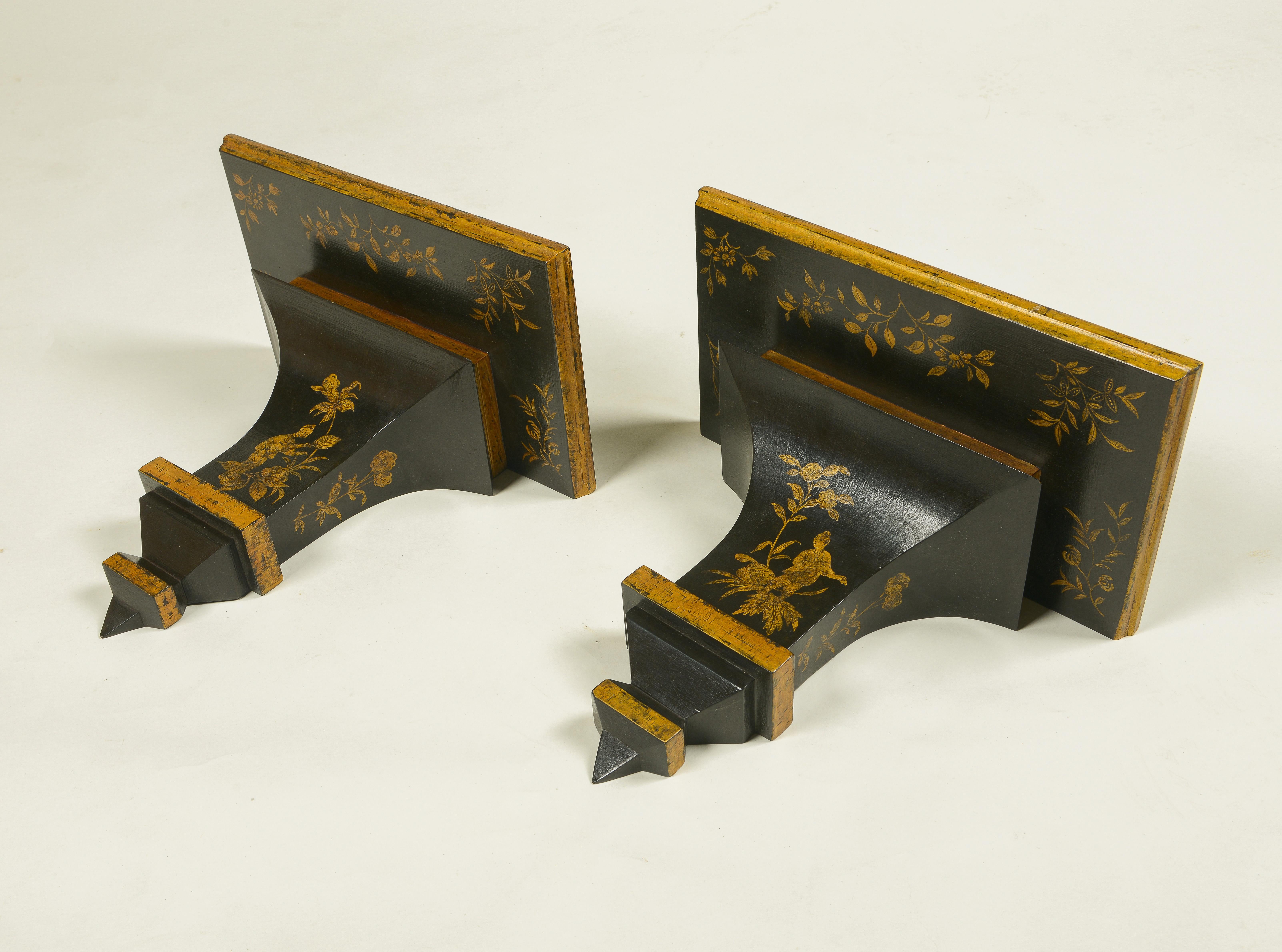 Chinoiseries Paire de consoles noires et dorées de style Chinoiserie en vente