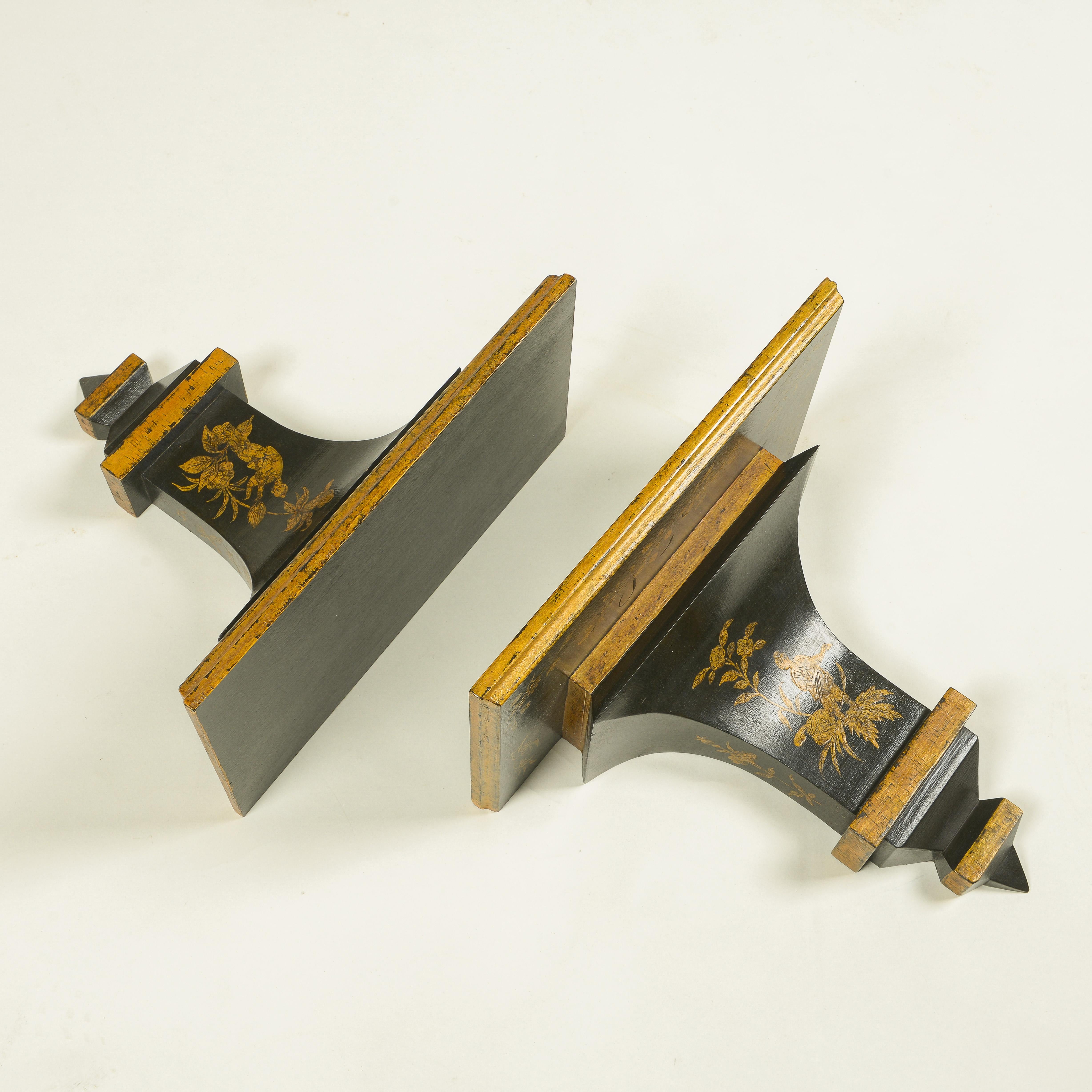 Pair of Chinoiserie Black and Gilt Brackets In Excellent Condition For Sale In New York, NY