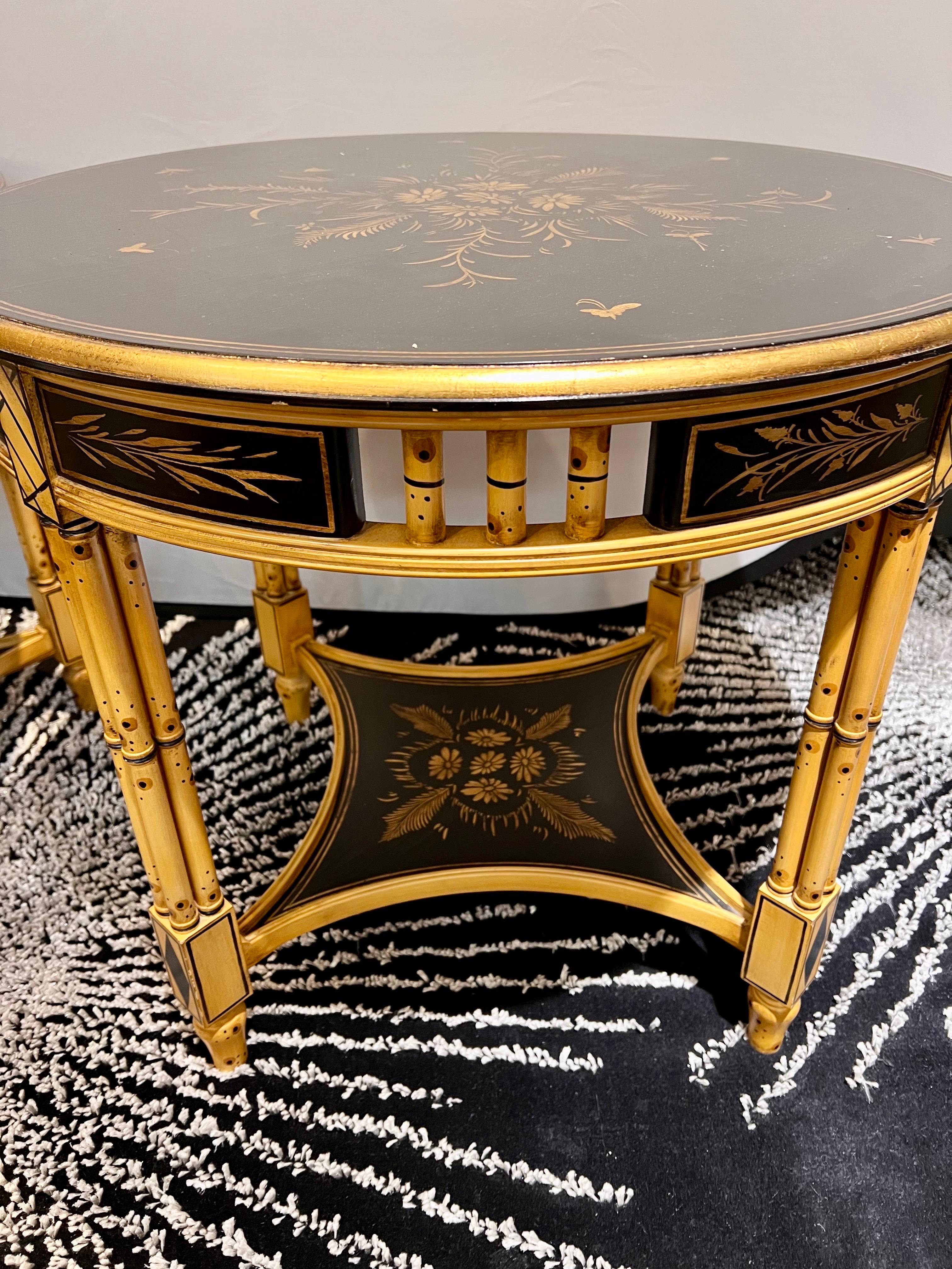 Paar runde Chinoiserie-Tische aus schwarz lackiertem und goldenem Kunstbambus (Chinesisch) im Angebot