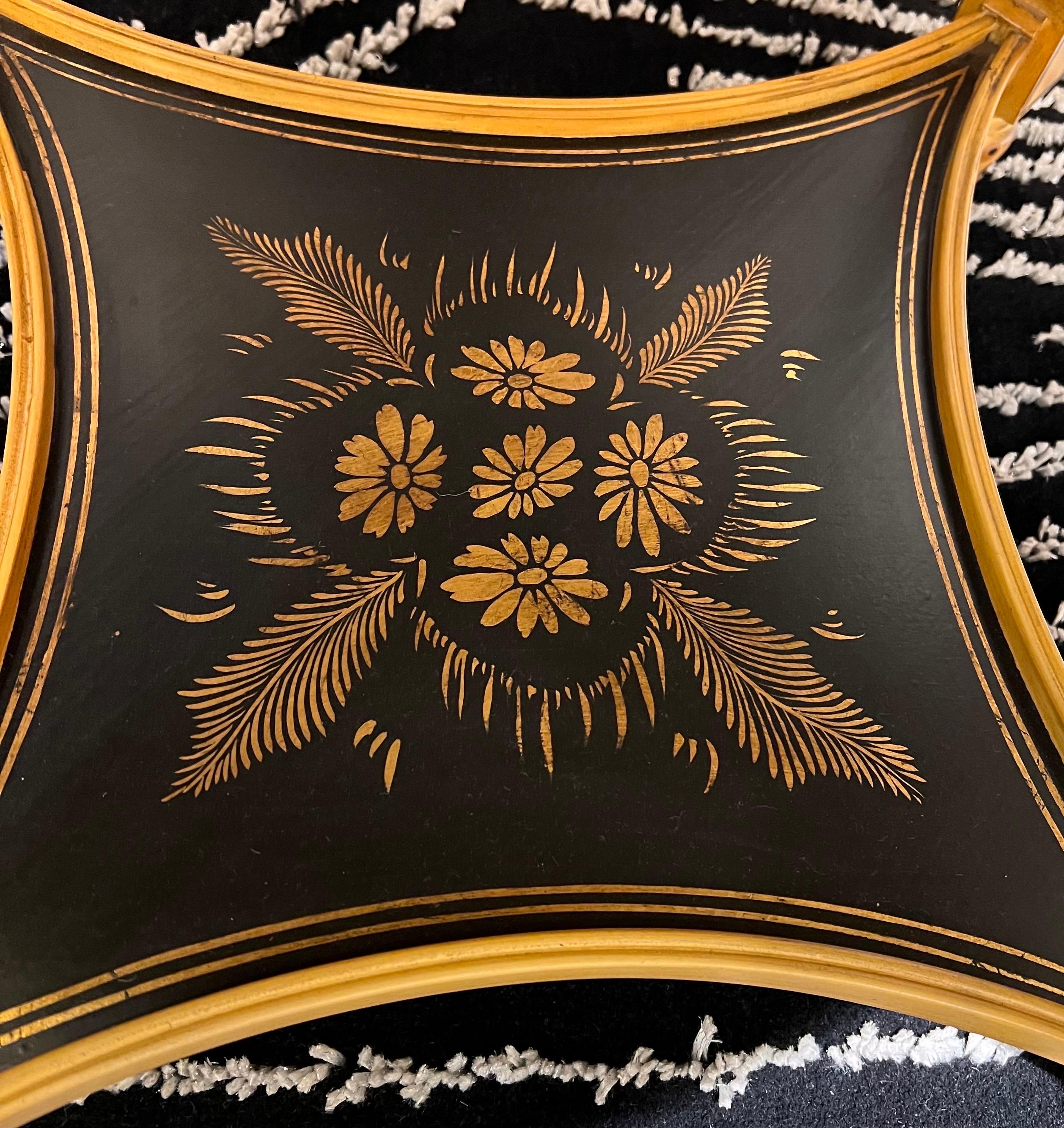Paar runde Chinoiserie-Tische aus schwarz lackiertem und goldenem Kunstbambus im Angebot 3