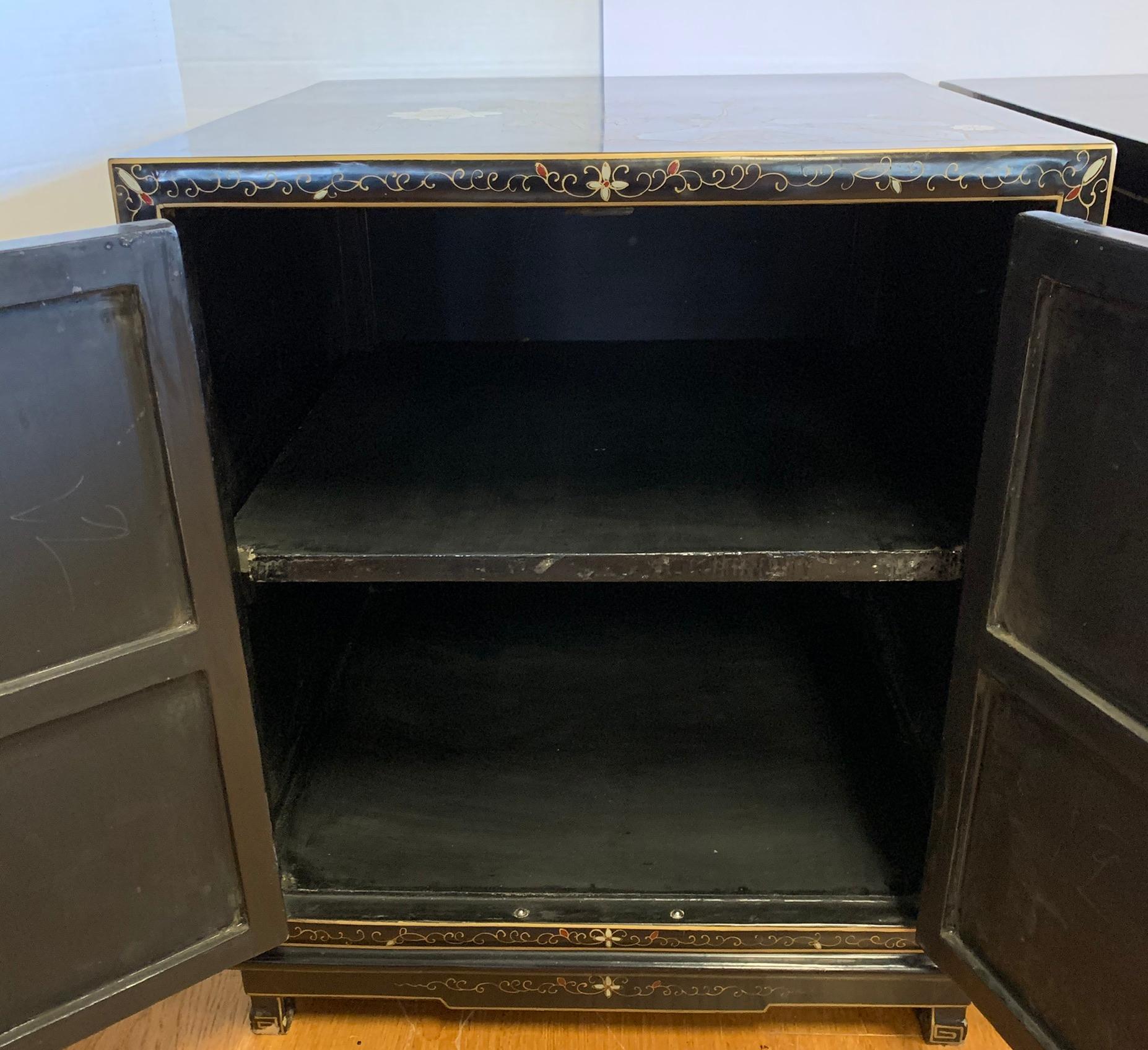 Pair of Chinoiserie Black Lacquer Hand Painted Nightstands Cabinets In Good Condition In West Hartford, CT