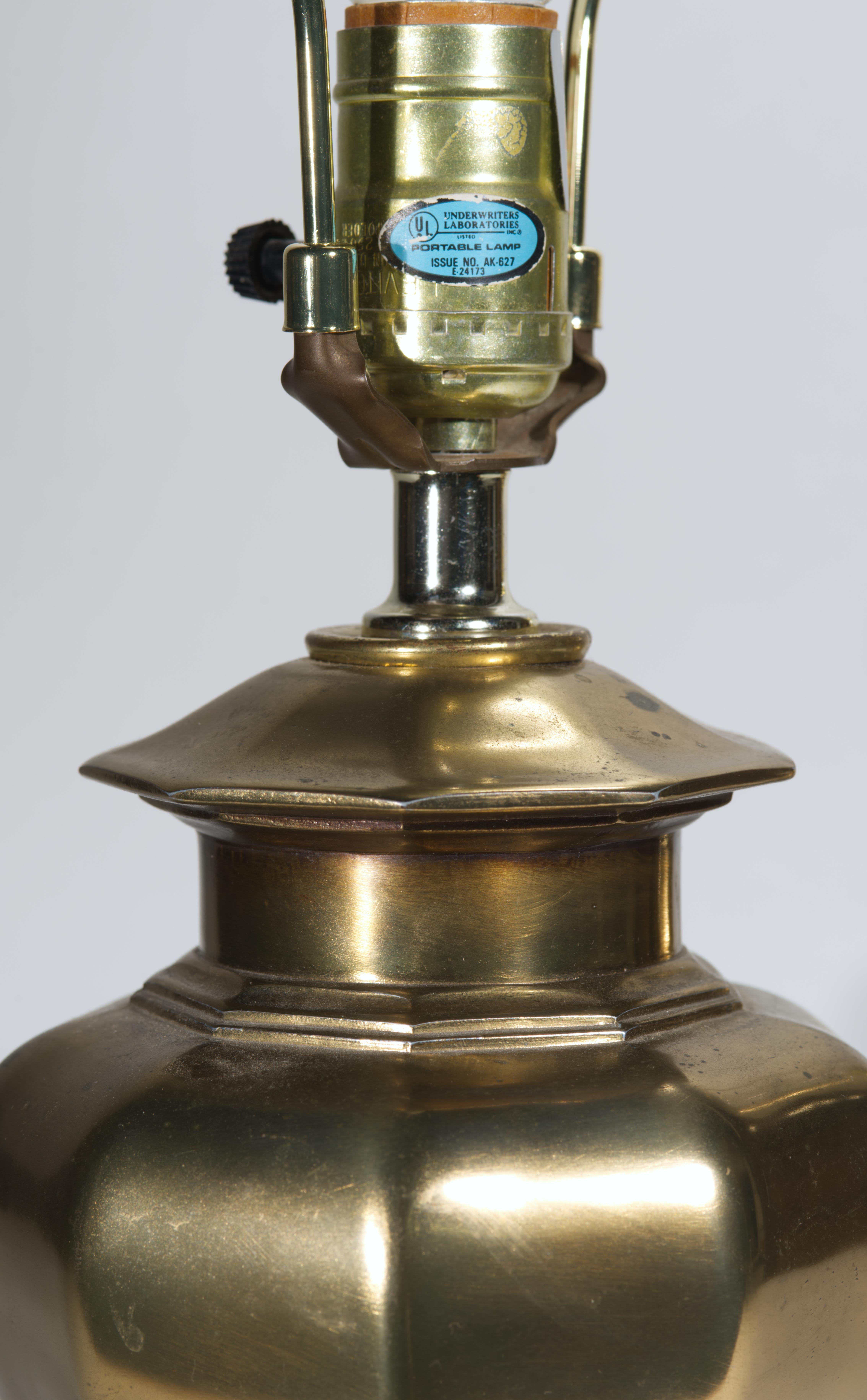 Unknown Pair of Chinoiserie Bronze Ginger Jar Urn Table Lamps on Claw Foot Bases For Sale