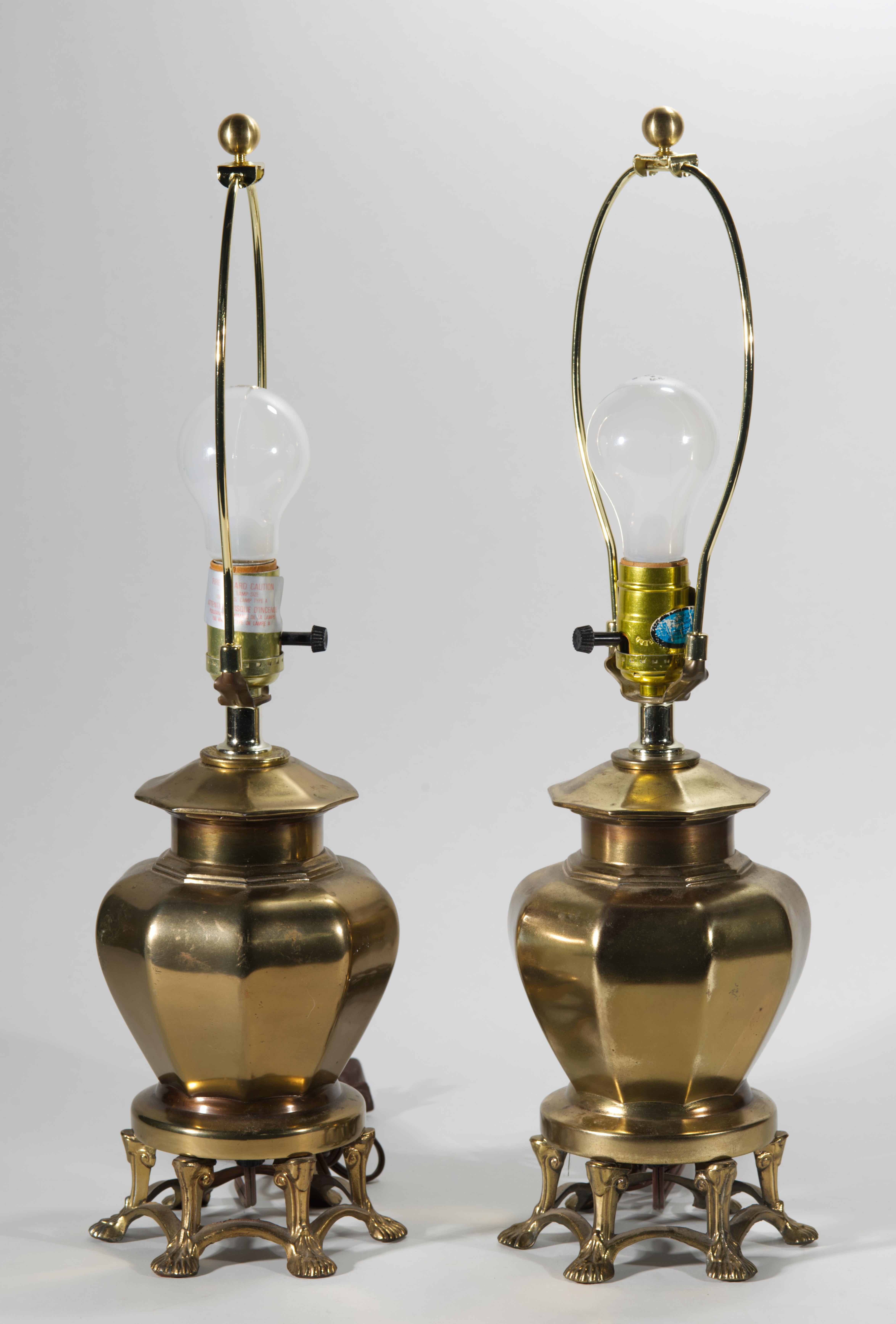 20th Century Pair of Chinoiserie Bronze Ginger Jar Urn Table Lamps on Claw Foot Bases For Sale
