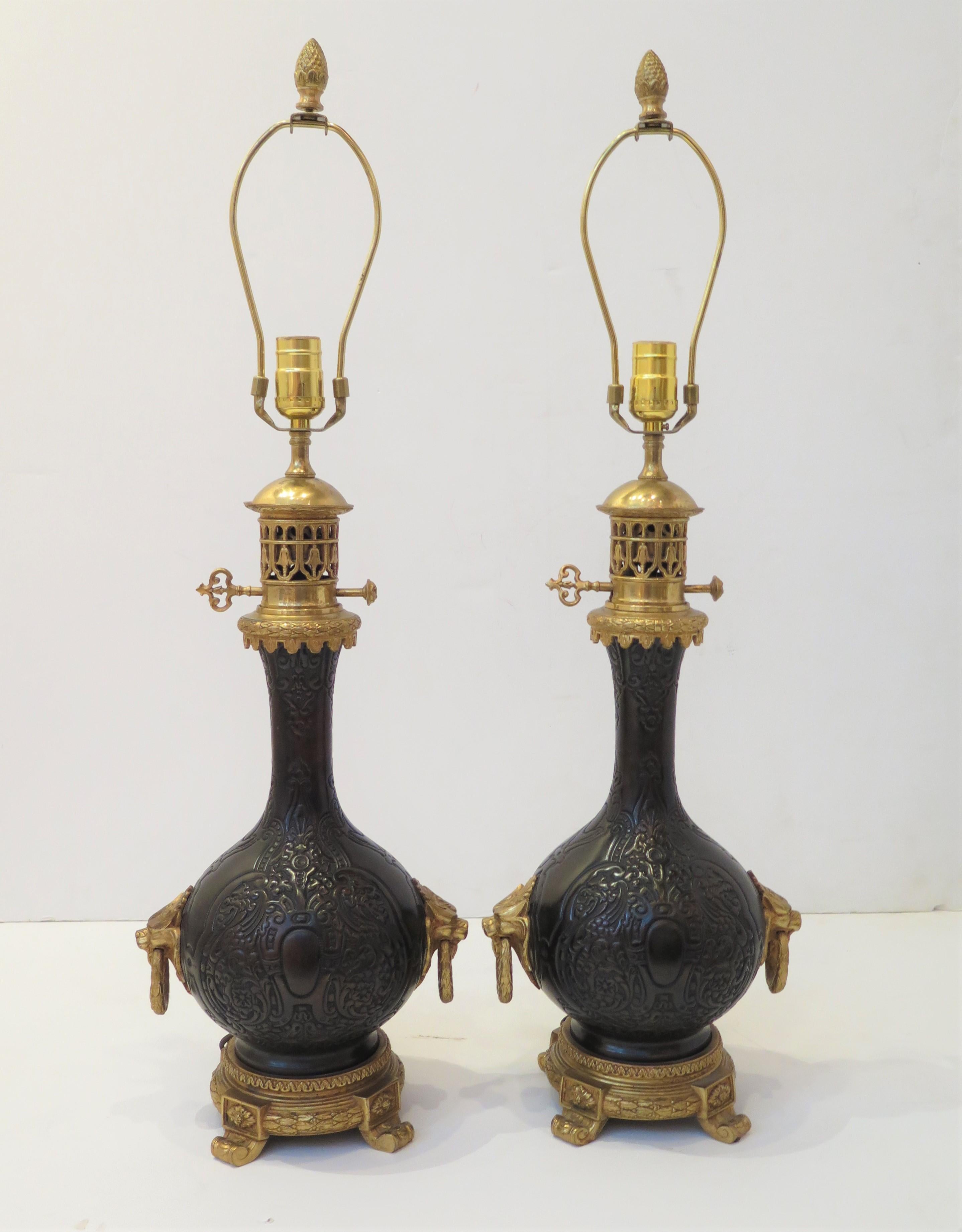 Belge Paire de lampes à huile électrifiées en métal bronzé de style Chinoiserie en vente