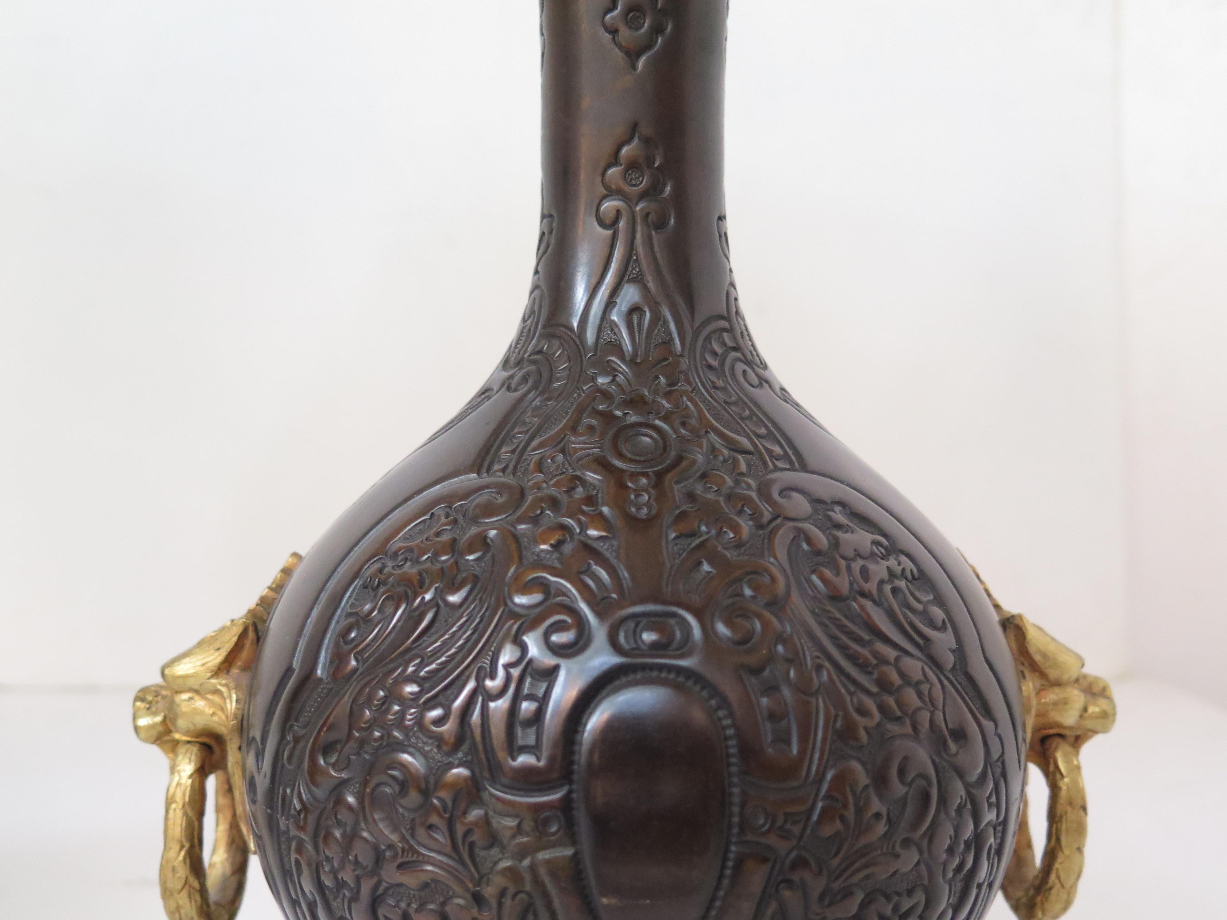 20ième siècle Paire de lampes à huile électrifiées en métal bronzé de style Chinoiserie en vente