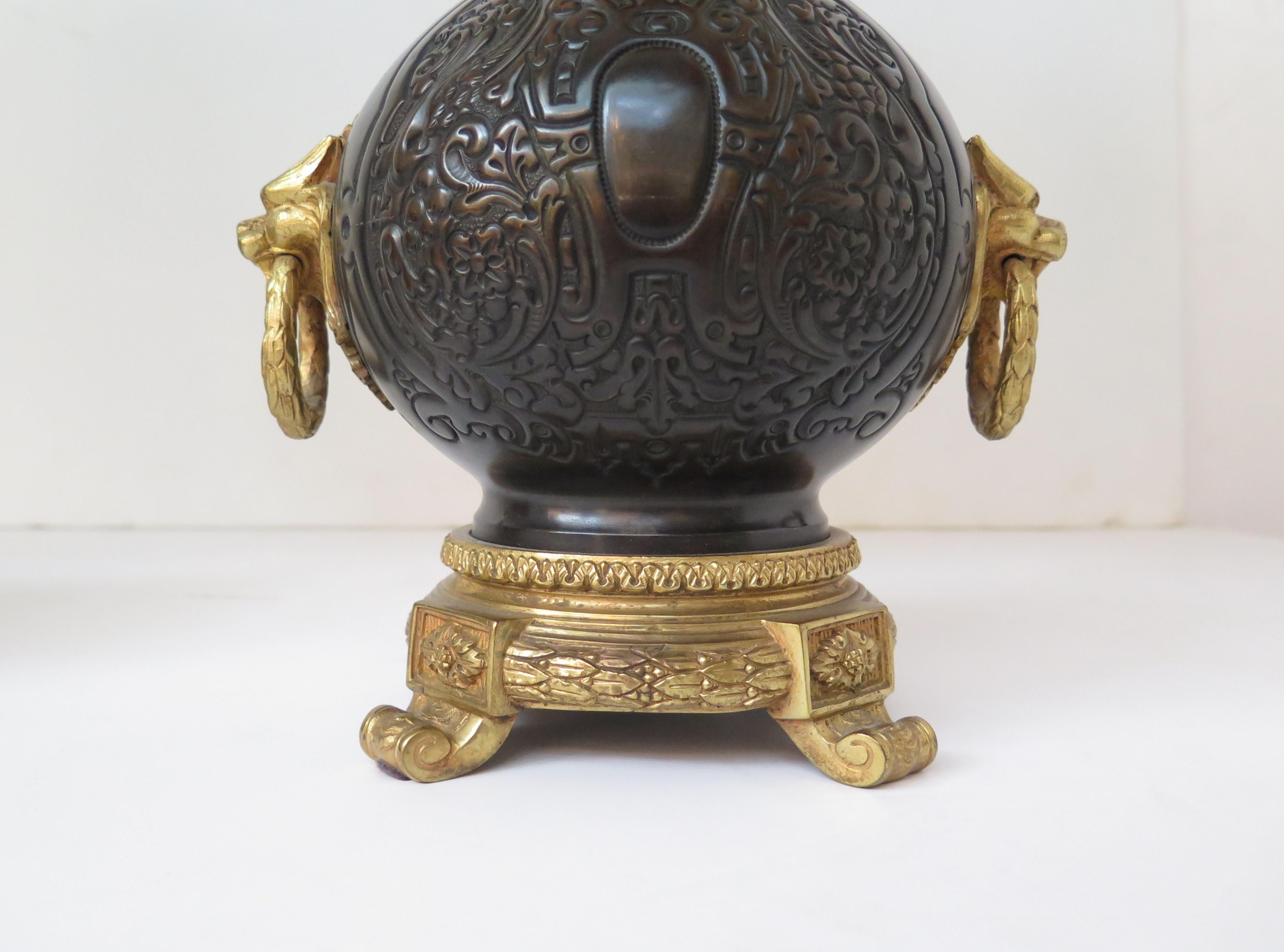 Bronze Paire de lampes à huile électrifiées en métal bronzé de style Chinoiserie en vente