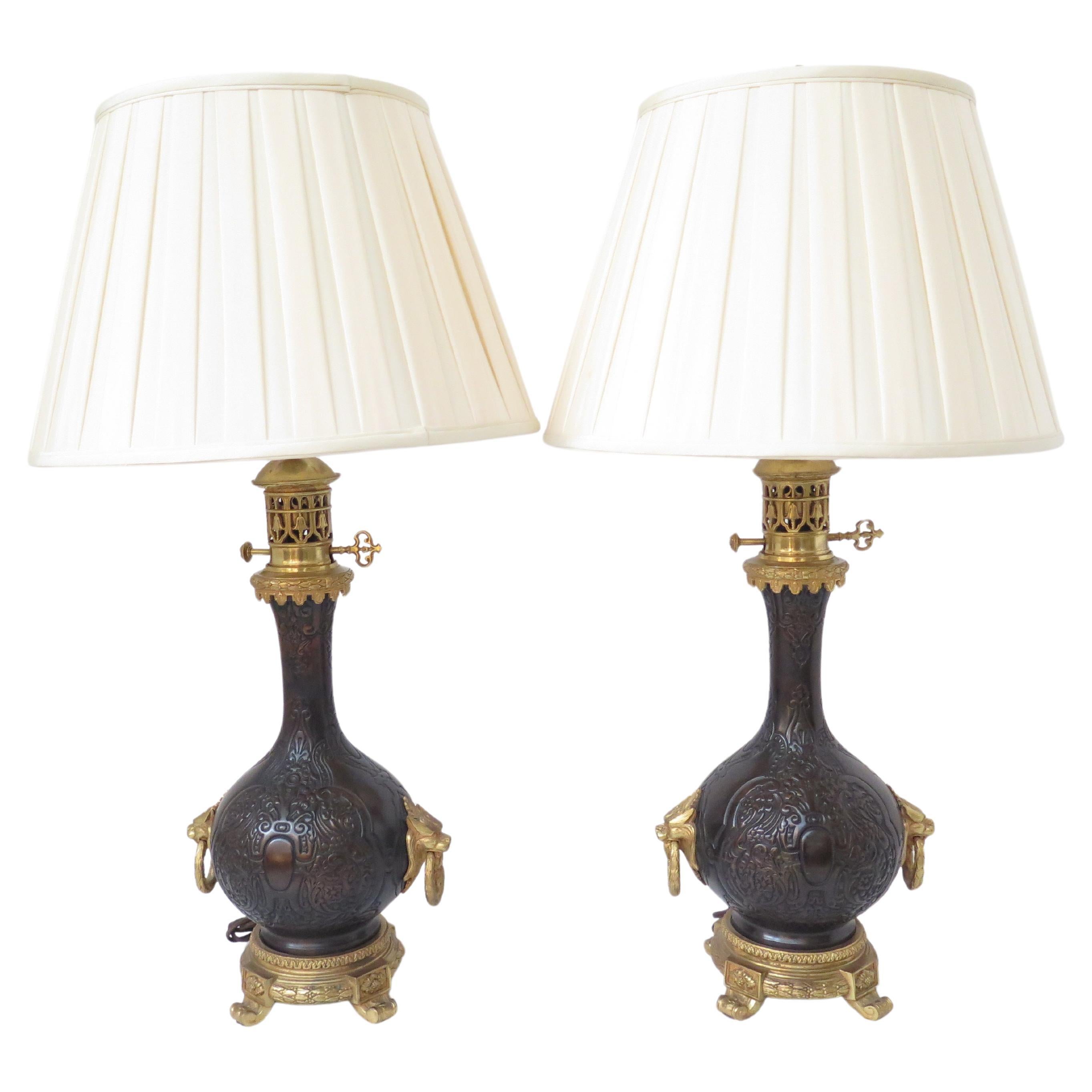 Paire de lampes à huile électrifiées en métal bronzé de style Chinoiserie en vente