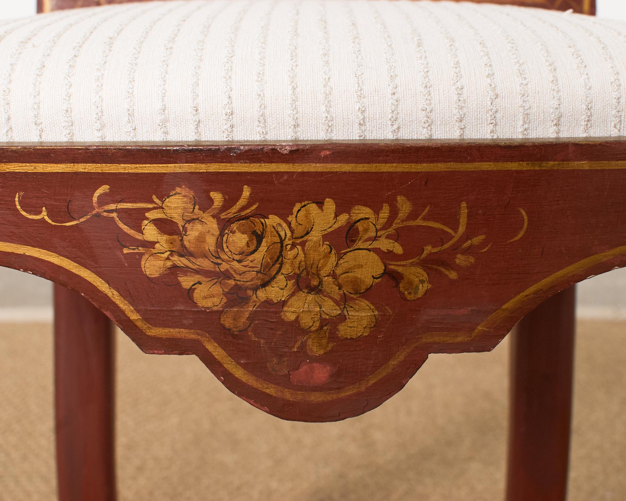 Paar Esstischstühle im Queen Anne-Stil mit Chinoiserie-Dekor im Angebot 7