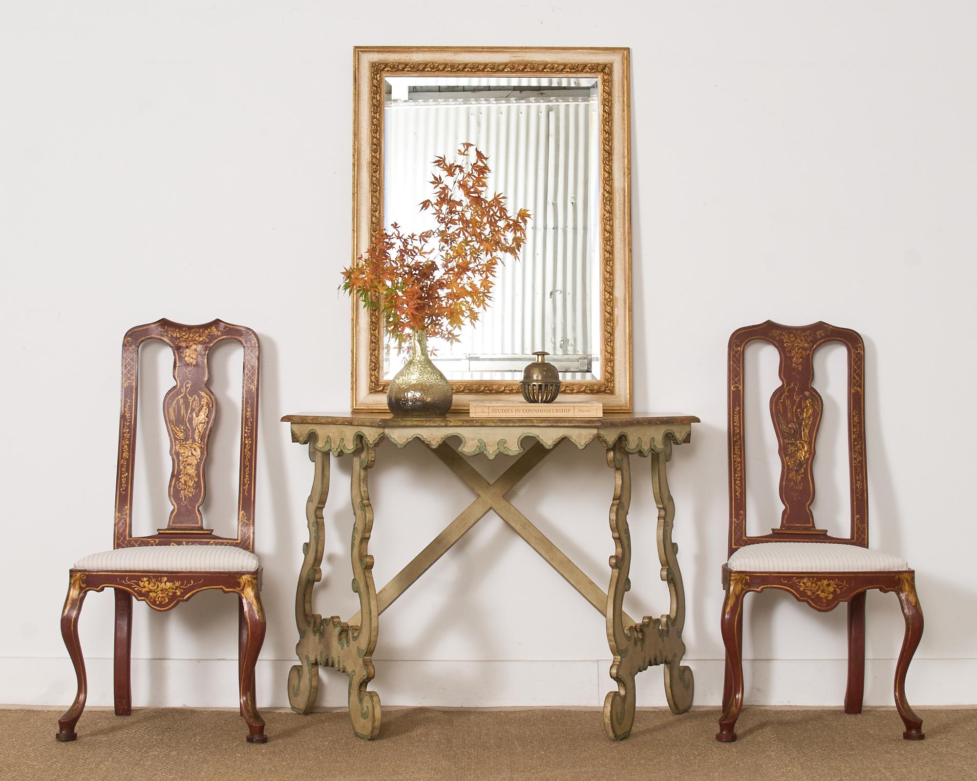 Ein Paar wunderschön verwitterte Esszimmerstühle im Queen-Anne-Stil aus dem 19. Jahrhundert mit chinoiserieverzierter Lackierung. Die paketvergoldeten, handbemalten Rückenlehnen sind im Moriage-Stil oder mit erhabenen Pigmenten versehen. Die