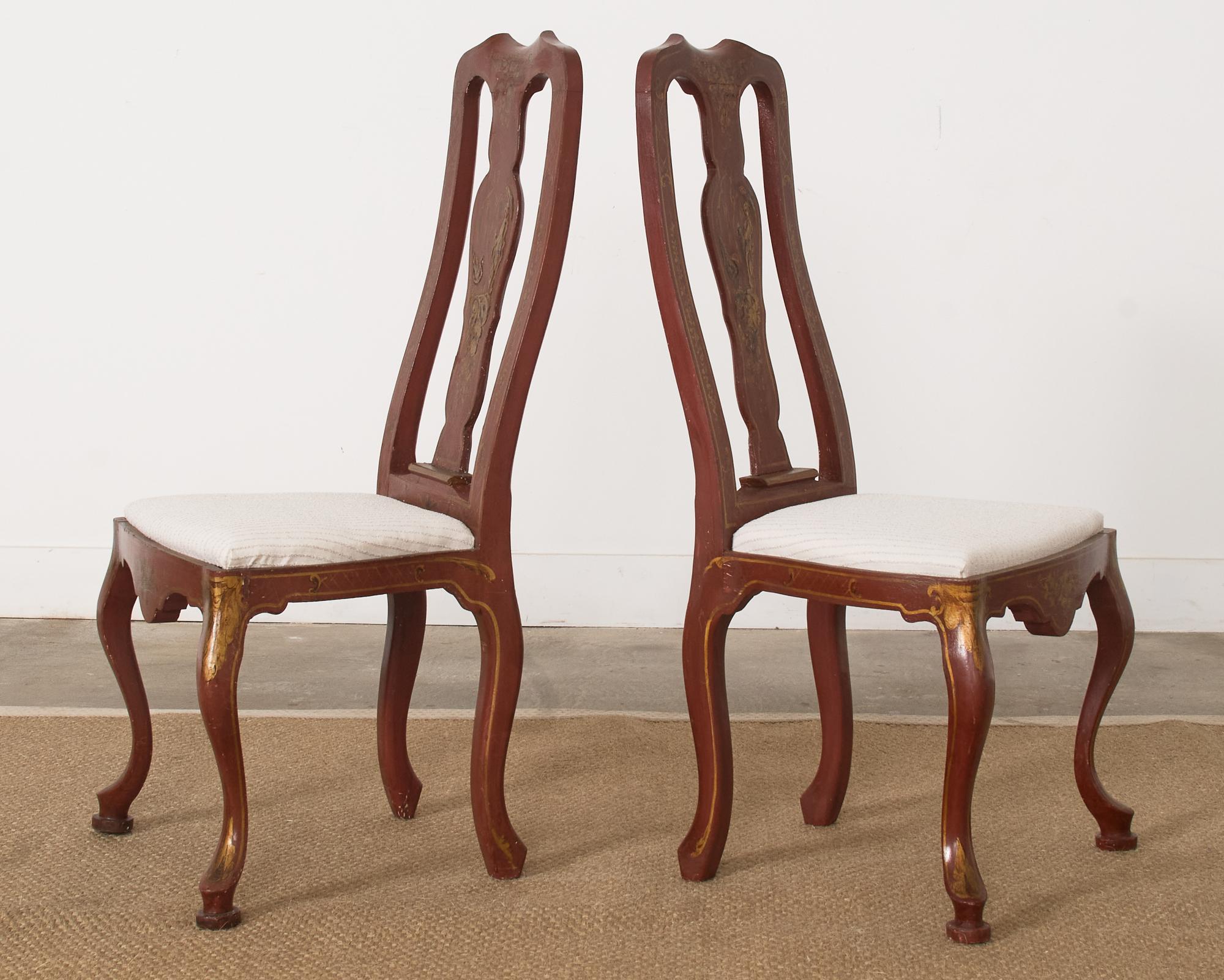 Paar Esstischstühle im Queen Anne-Stil mit Chinoiserie-Dekor im Zustand „Starke Gebrauchsspuren“ im Angebot in Rio Vista, CA