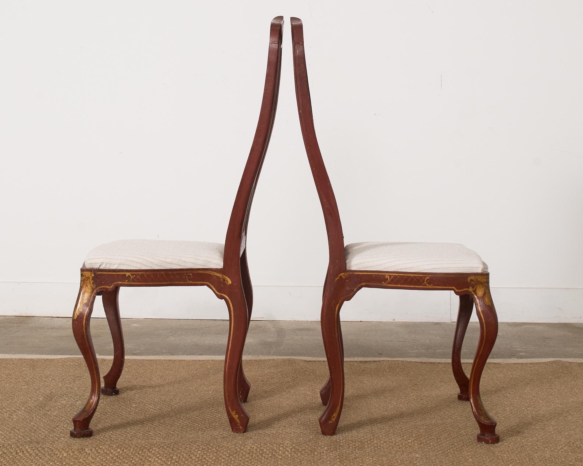 Paar Esstischstühle im Queen Anne-Stil mit Chinoiserie-Dekor (19. Jahrhundert) im Angebot